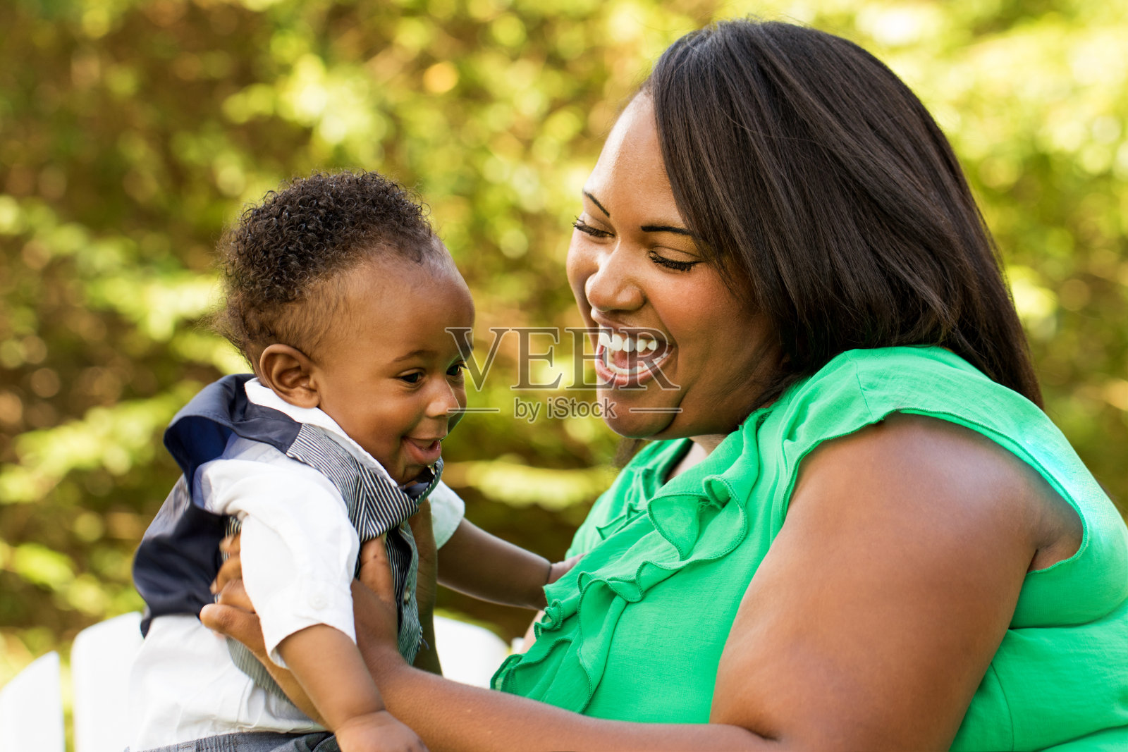 非裔美国母亲和她的儿子。照片摄影图片