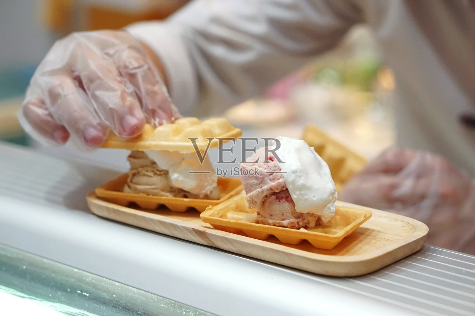 自制焦糖海盐冰淇淋三明治配蜂蜜搅打奶油和奶油糖果酱，冰淇淋三明治蛋卷照片摄影图片