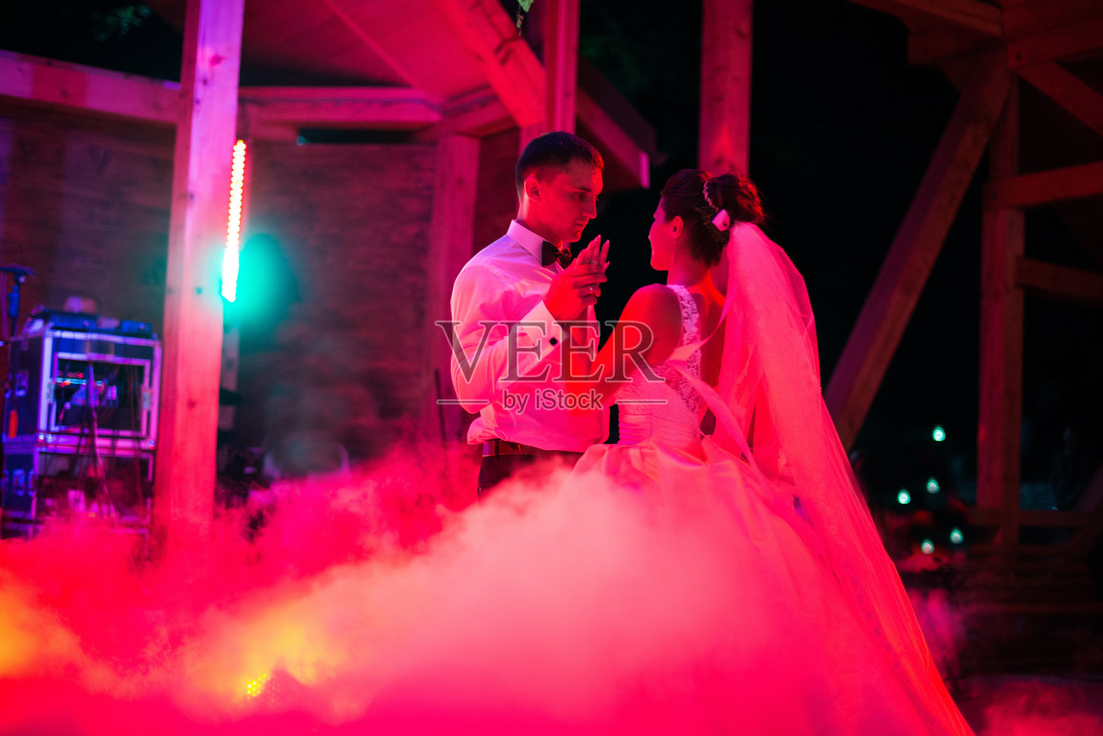 餐厅婚礼舞蹈，有各种灯光和烟雾照片摄影图片