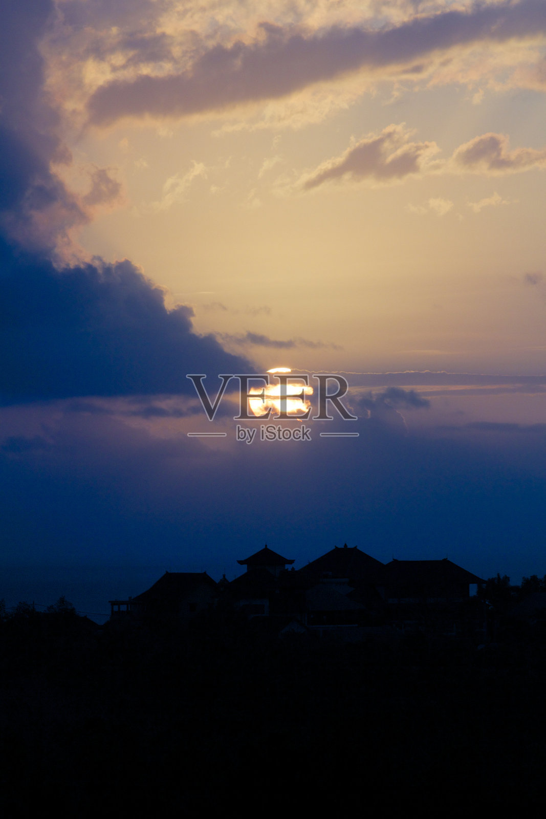 云后的太阳照片摄影图片