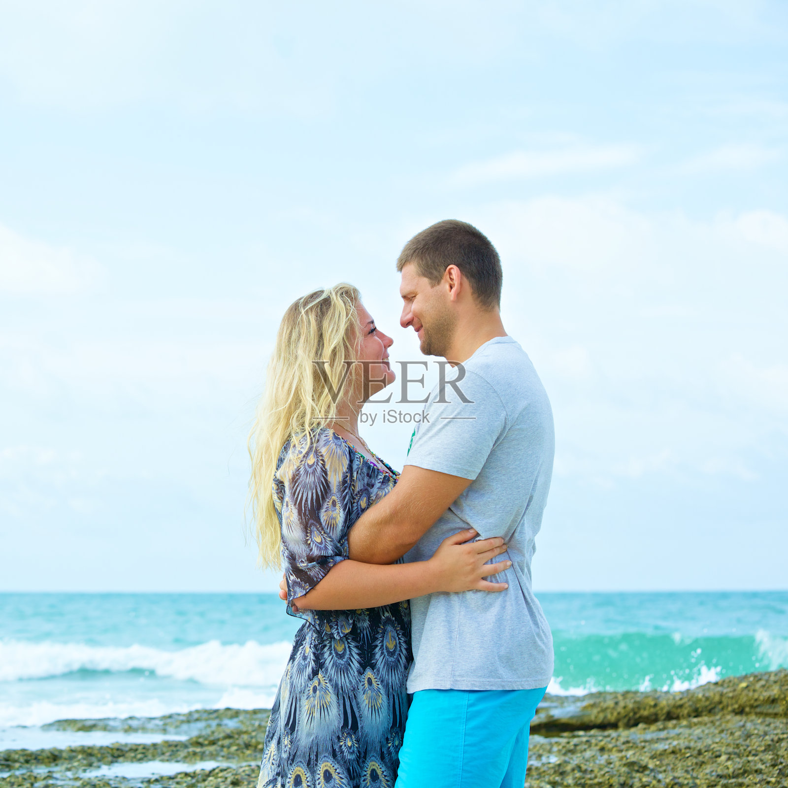 一对情侣在夏日的海滩上相爱照片摄影图片
