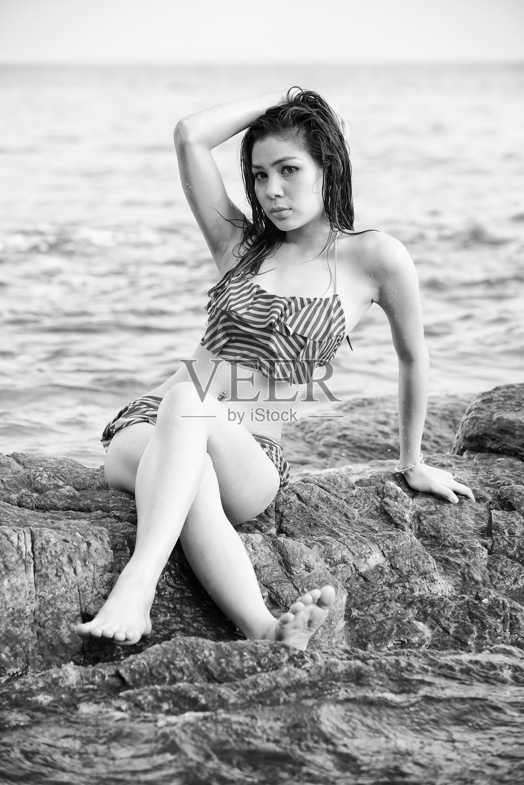 黑白照片美丽的女人在比基尼在海滩上照片摄影图片