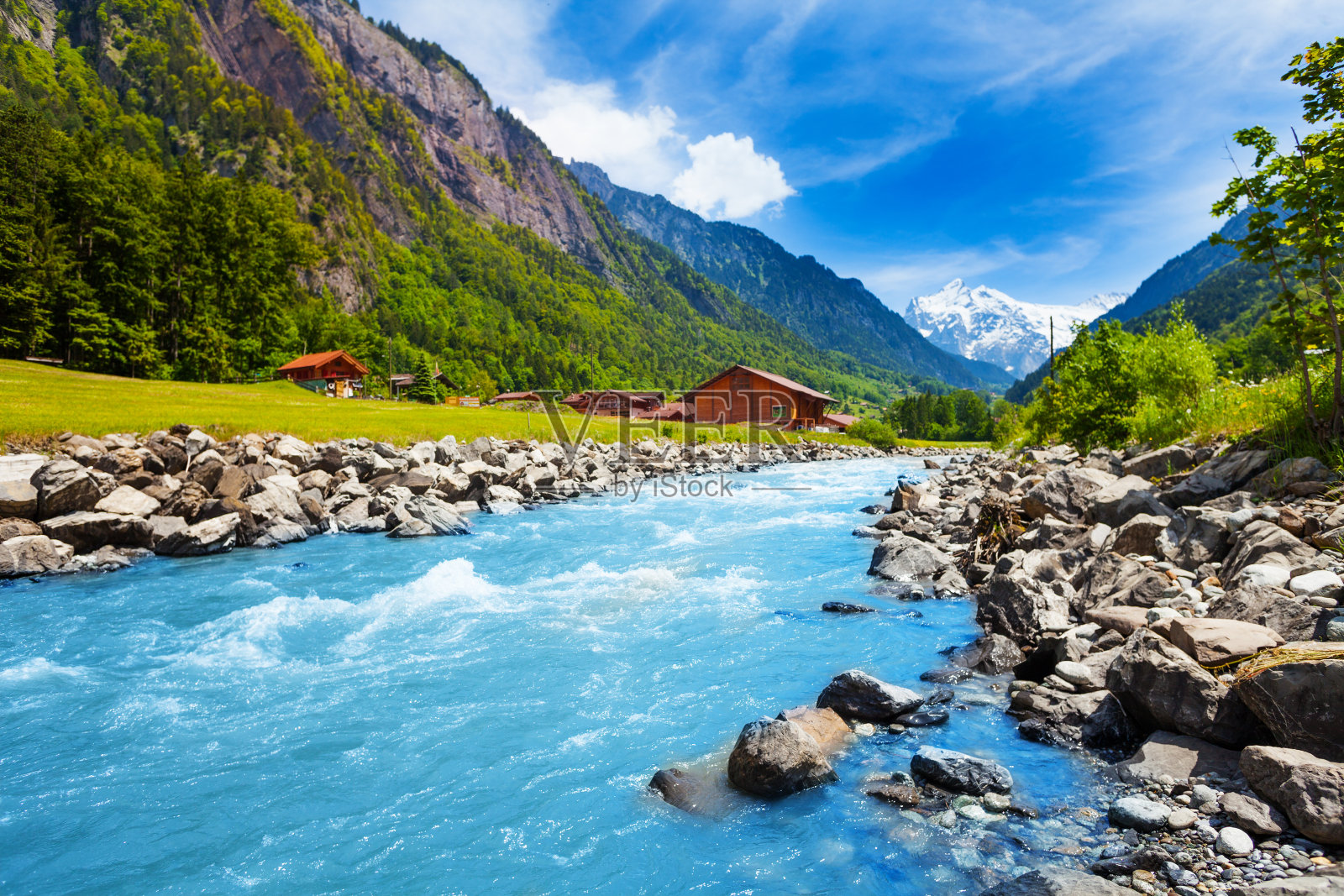 瑞士景观与河流和房屋照片摄影图片
