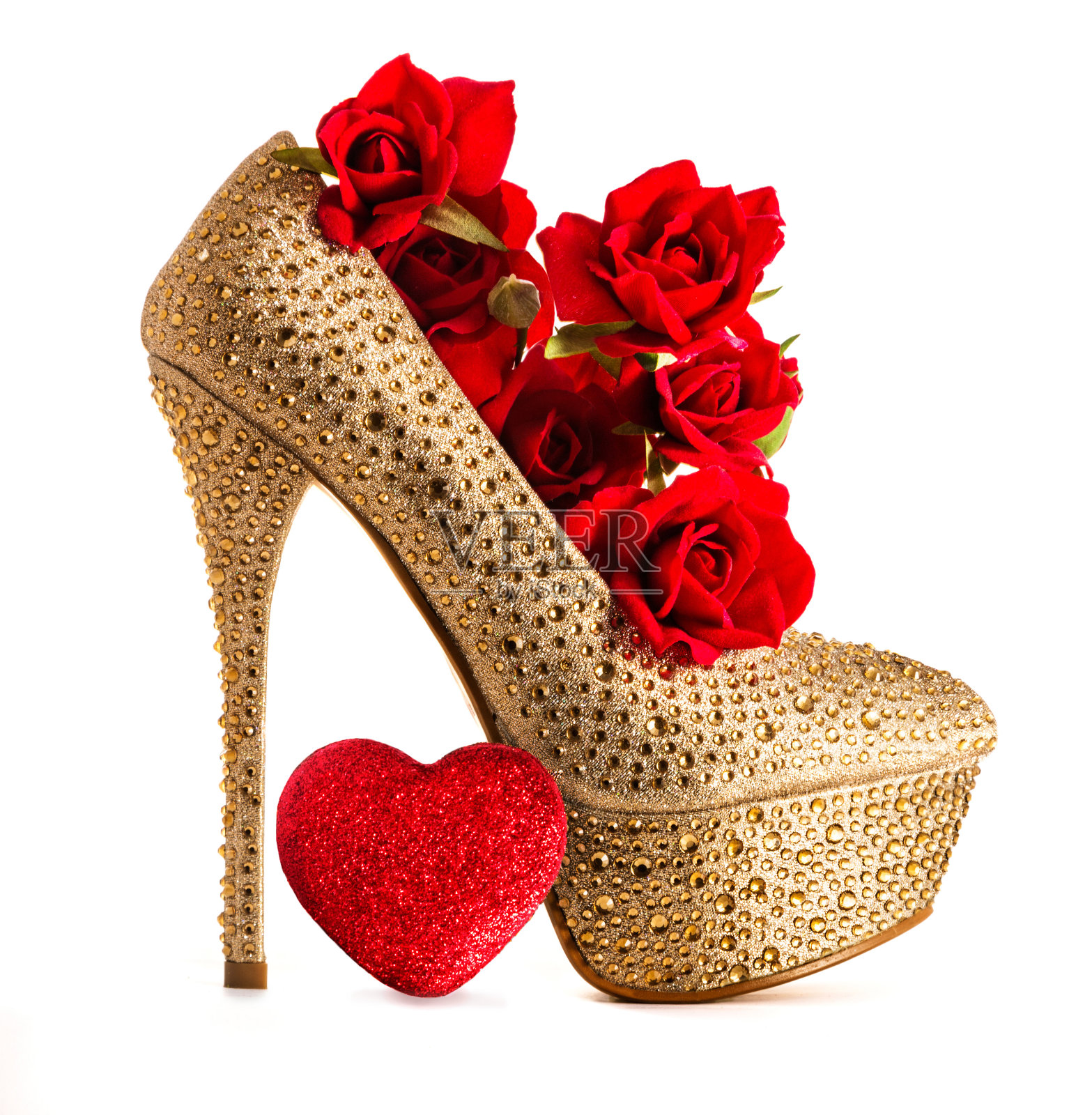 Valentinie礼物。性感的金色高跟鞋与红玫瑰和心形巧克力。照片摄影图片