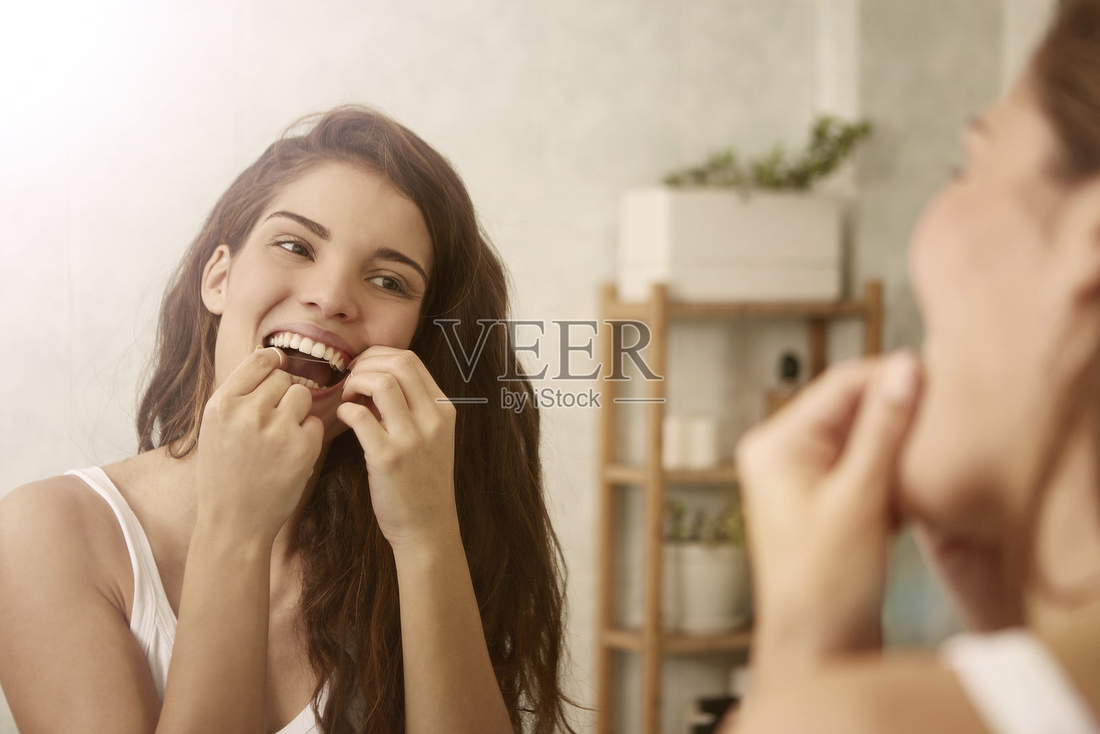 一个女人在用牙线照片摄影图片