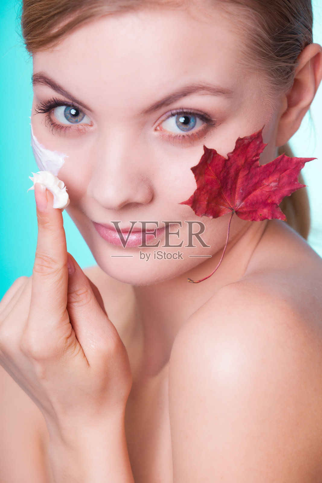 皮肤护理。年轻女子的脸上涂着叶霜照片摄影图片