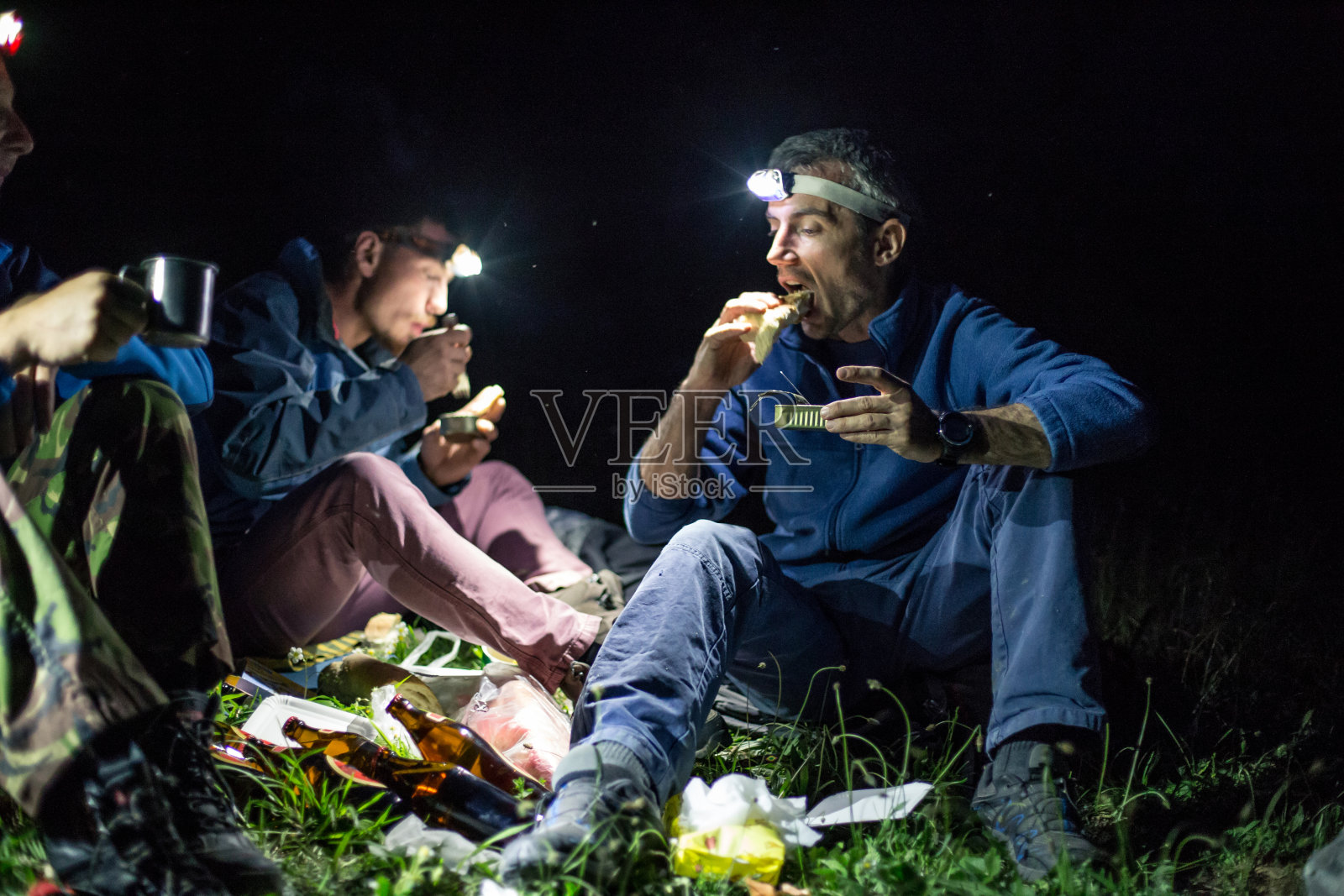 探险家露营和吃了一整天的冒险照片摄影图片