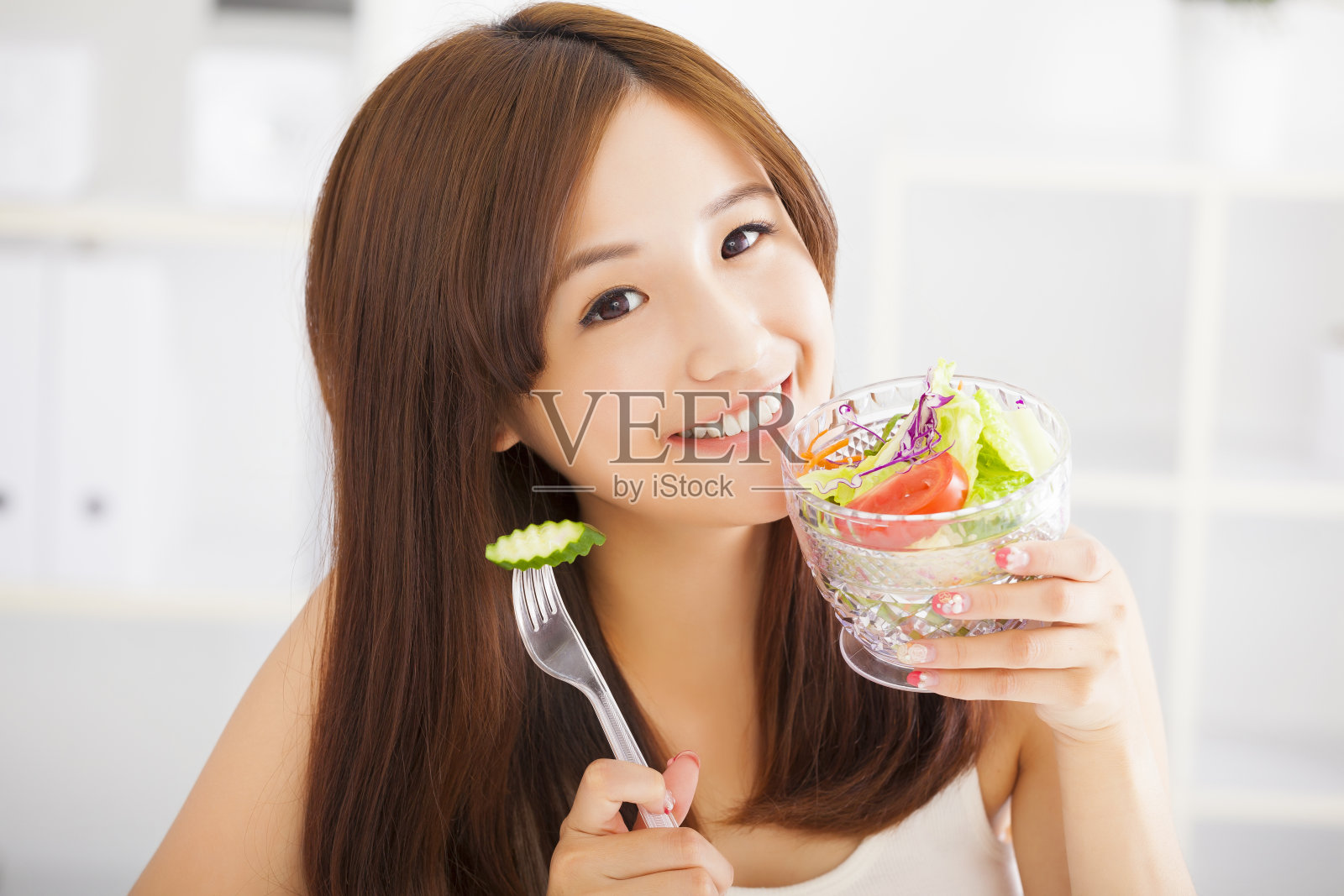 吃健康食品的亚洲年轻女性照片摄影图片