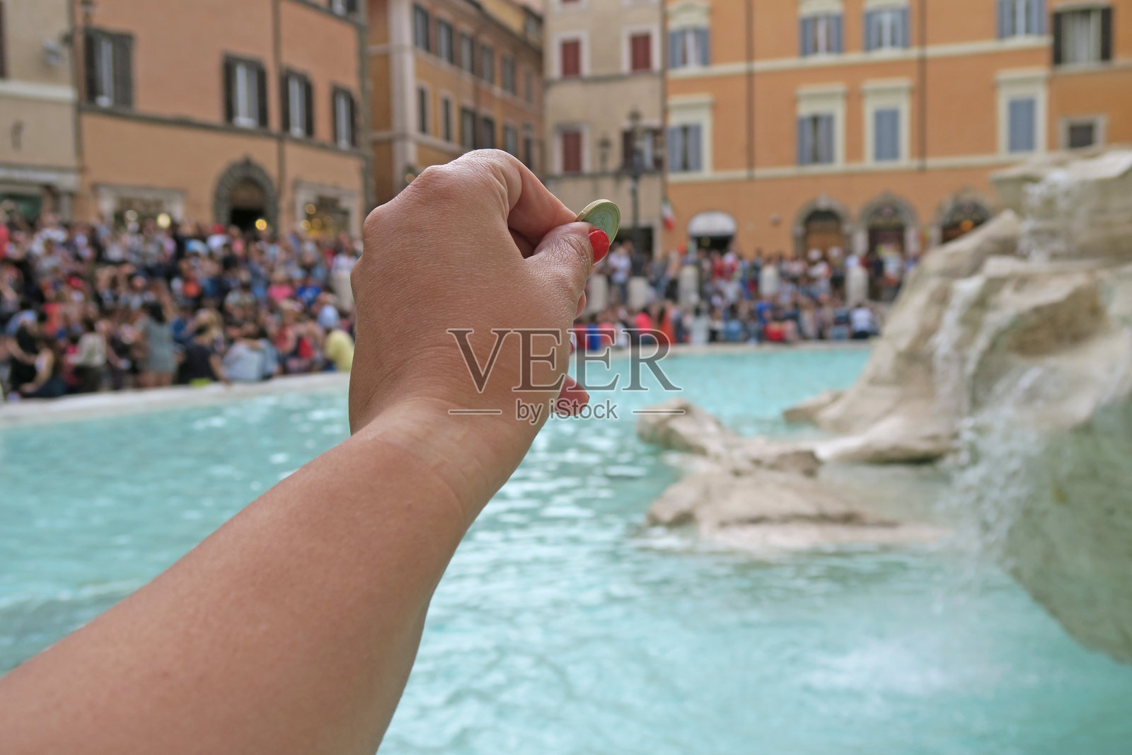罗马人向整修过的特莱维广场扔硬币。照片摄影图片