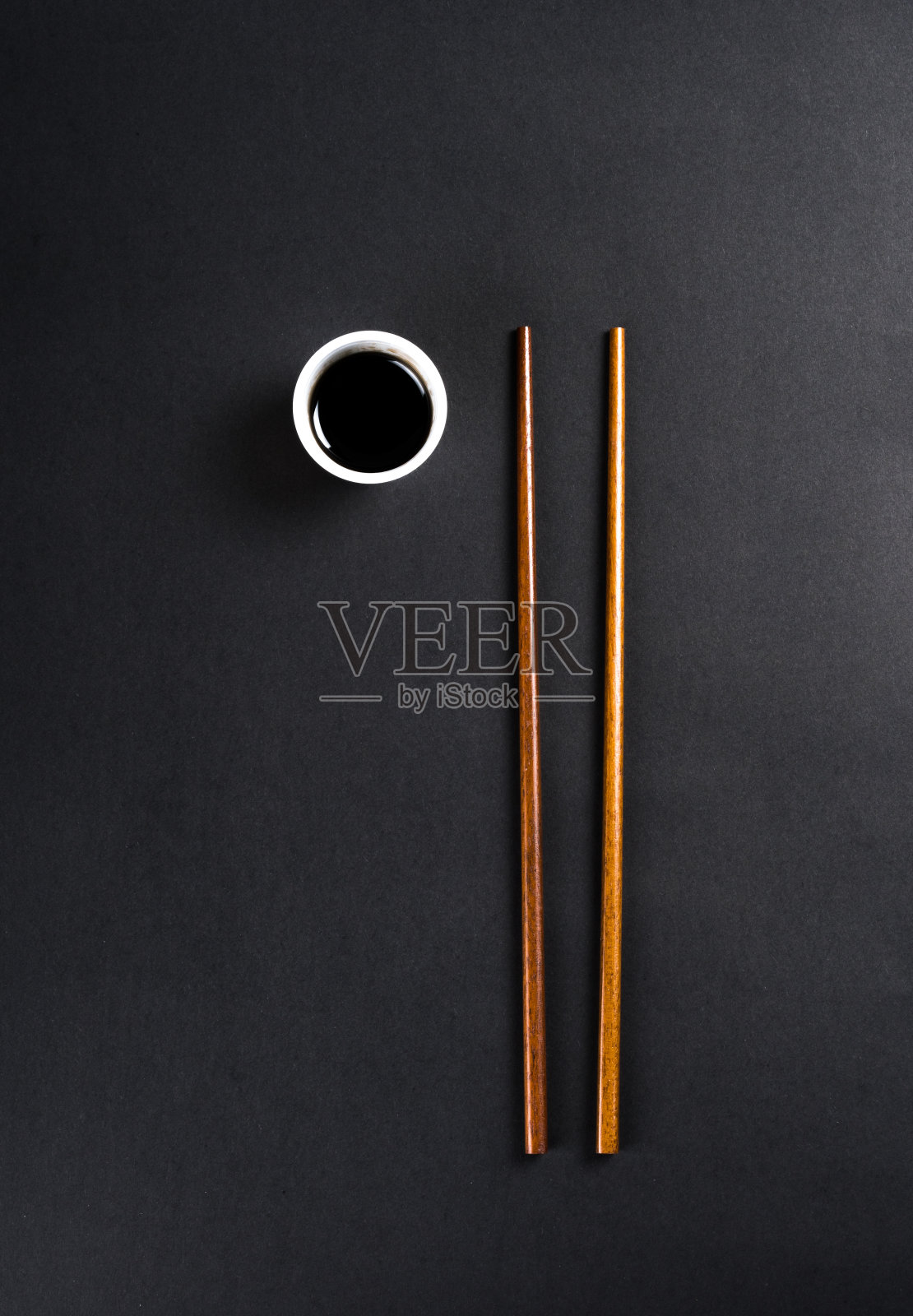 筷子和酱油在一个小杯子照片摄影图片