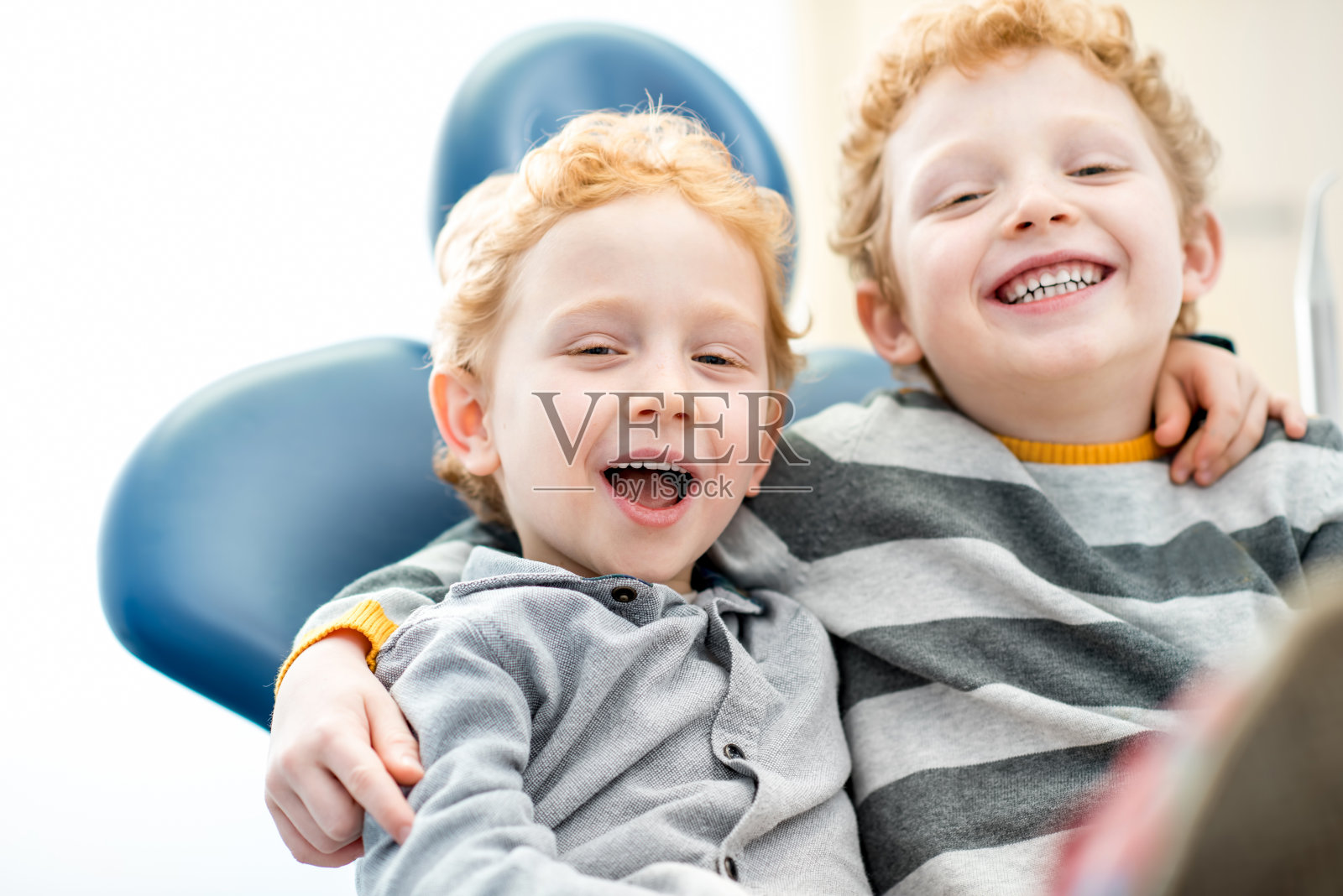 一个微笑的男孩在牙科诊所的肖像照片摄影图片
