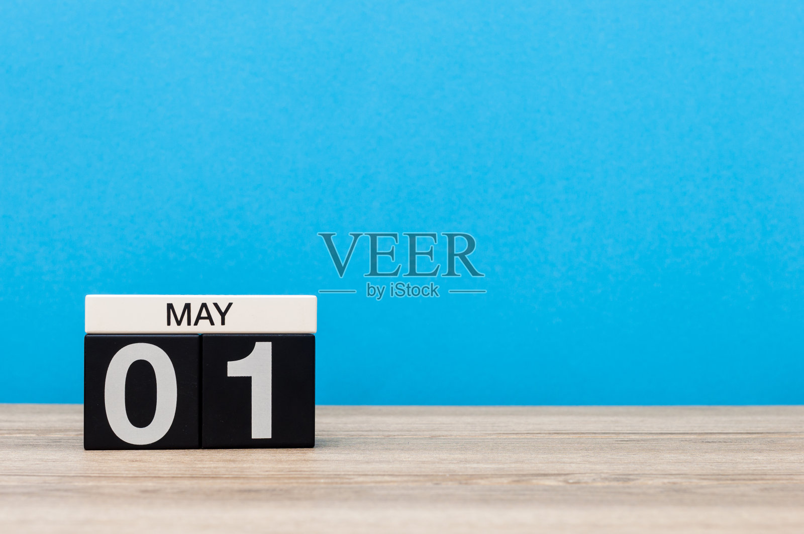 5月1日。月的第一天，日历在蓝色的背景上。春日，空为文字。国际劳动节照片摄影图片