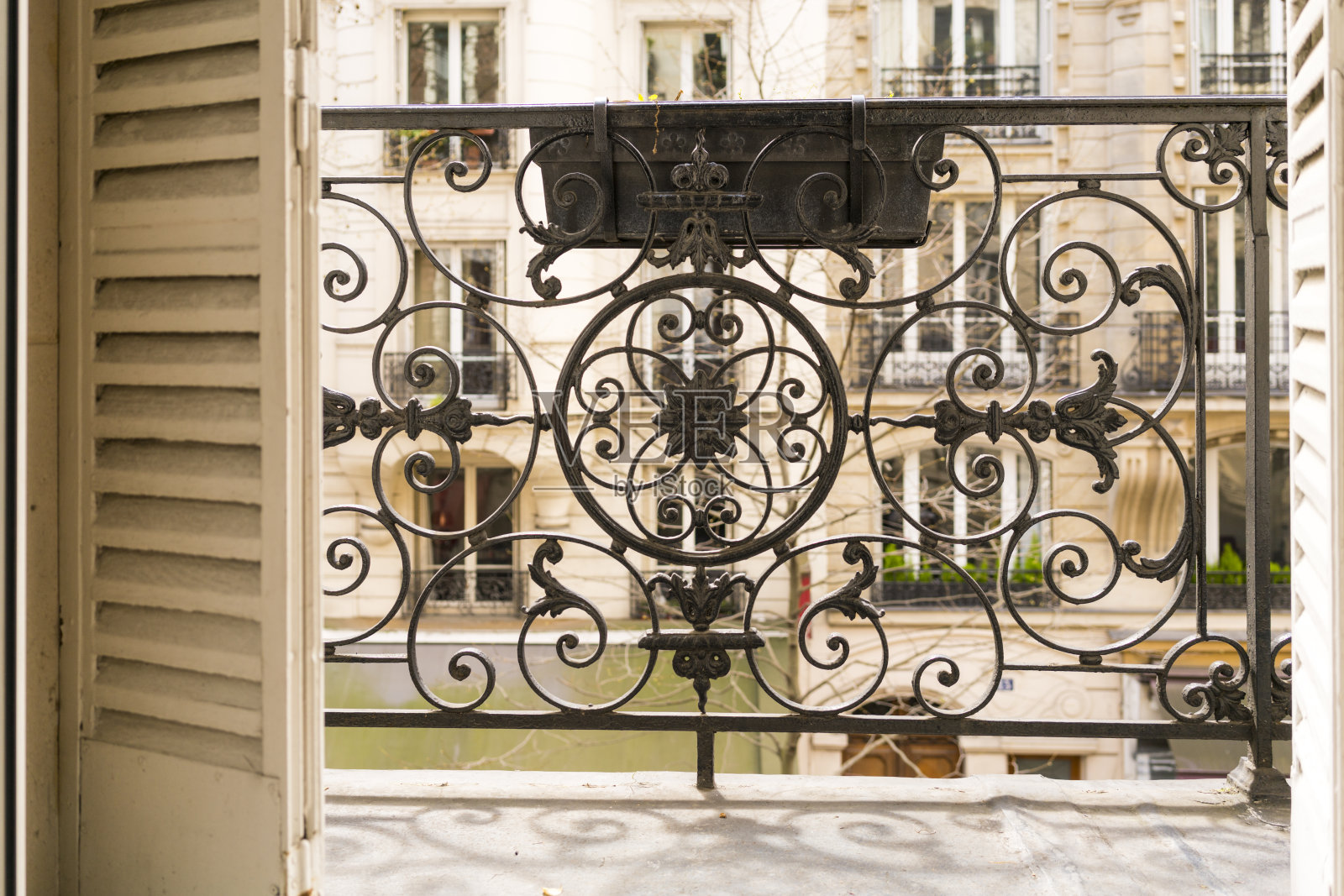 法国巴黎的阳台，有装饰栏杆和百叶窗照片摄影图片