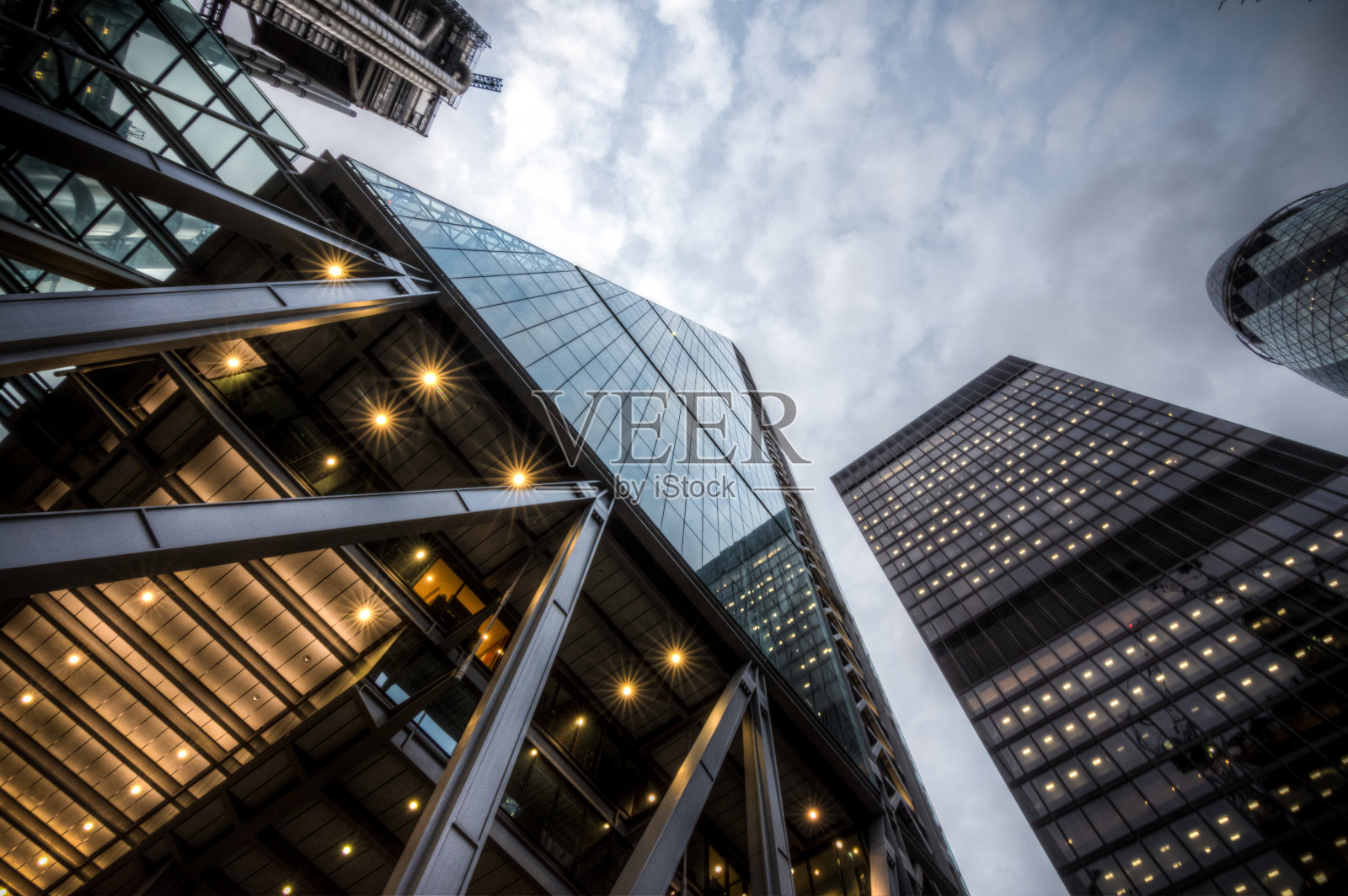阴天的伦敦金融城的高楼大厦照片摄影图片