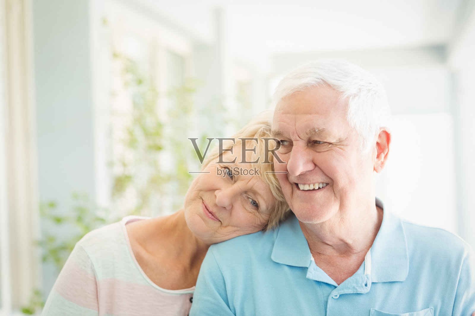 幸福的老夫妇在家里微笑照片摄影图片