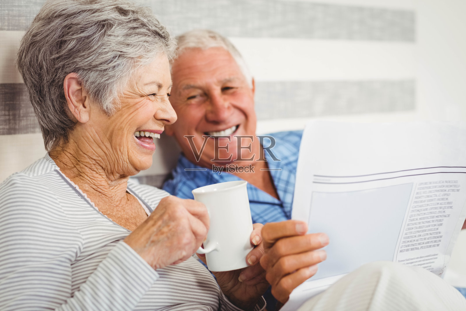 老年夫妇读报照片摄影图片