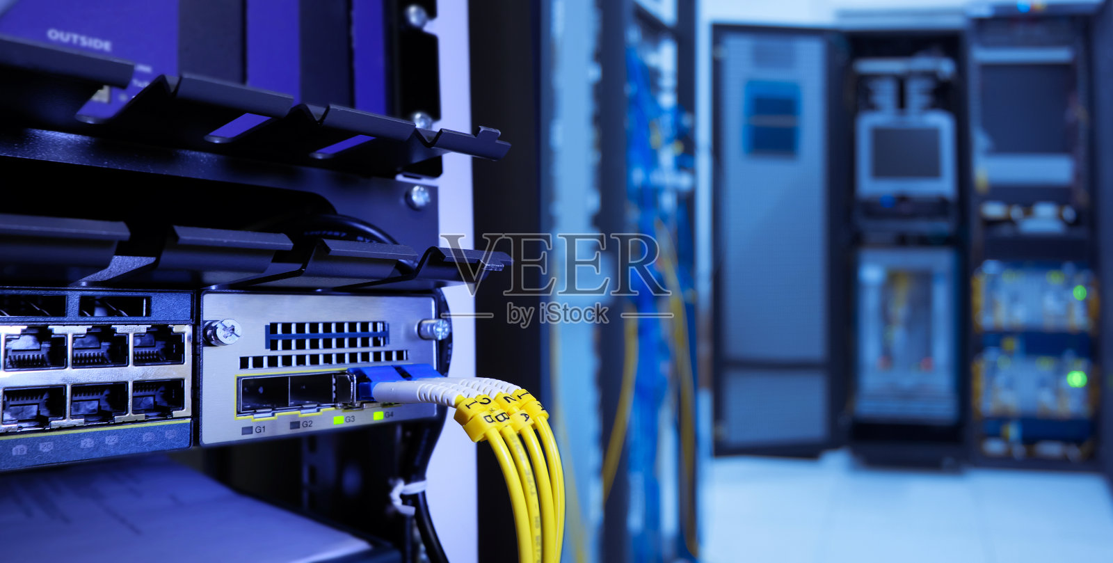 技术数据中心机房光纤、高速网络路由器交换机的标签照片摄影图片