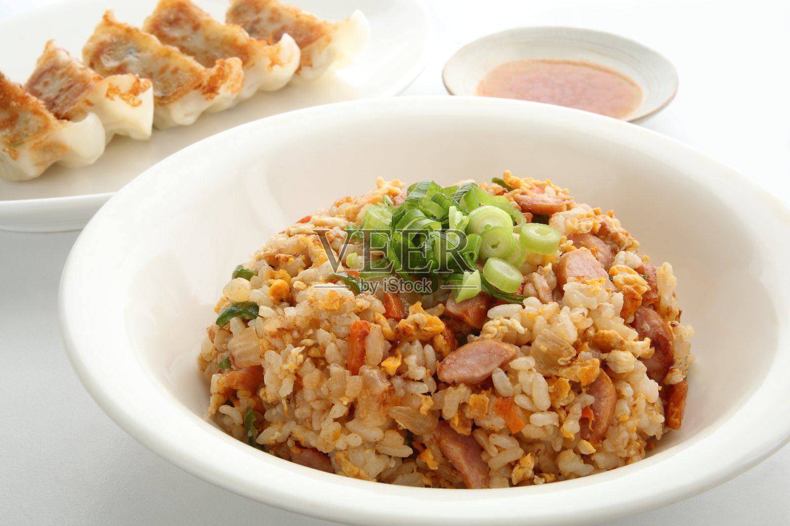 炒饭和锅贴，中国食物照片摄影图片