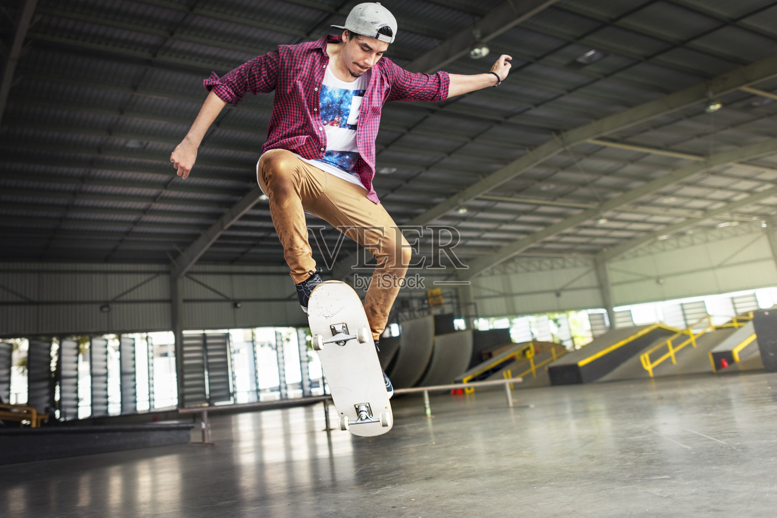 男孩滑板跳跃生活方式潮人概念照片摄影图片