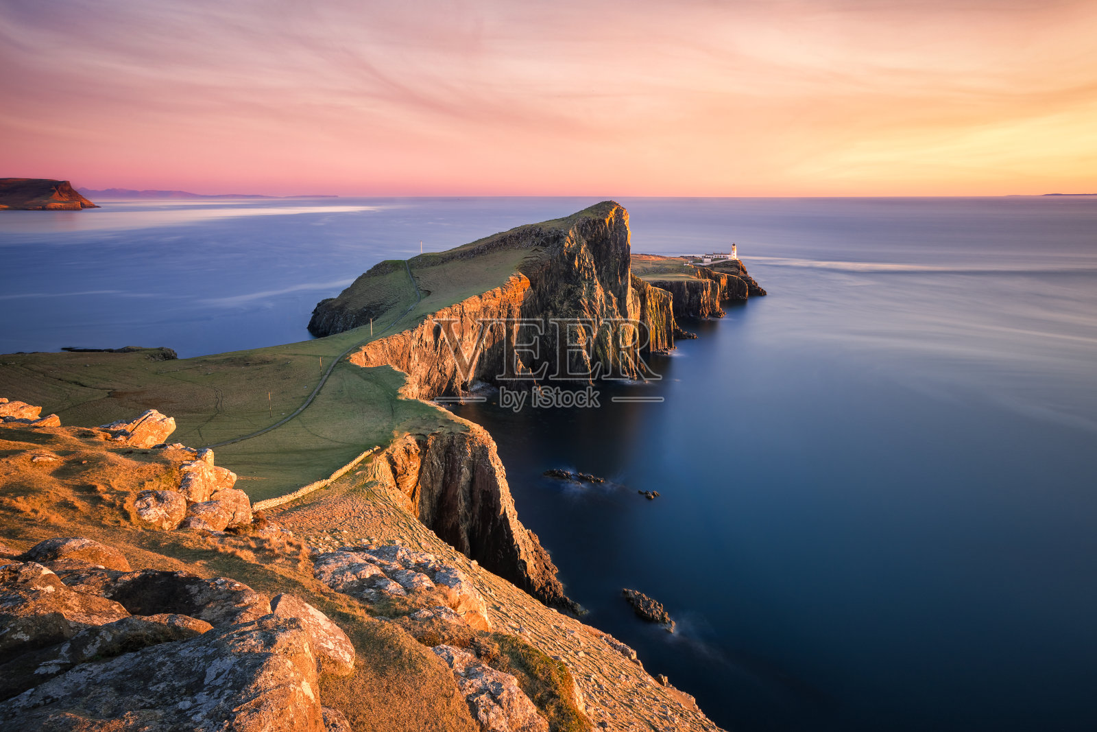 英国苏格兰斯凯岛，奈斯特灯塔上的日落照片摄影图片
