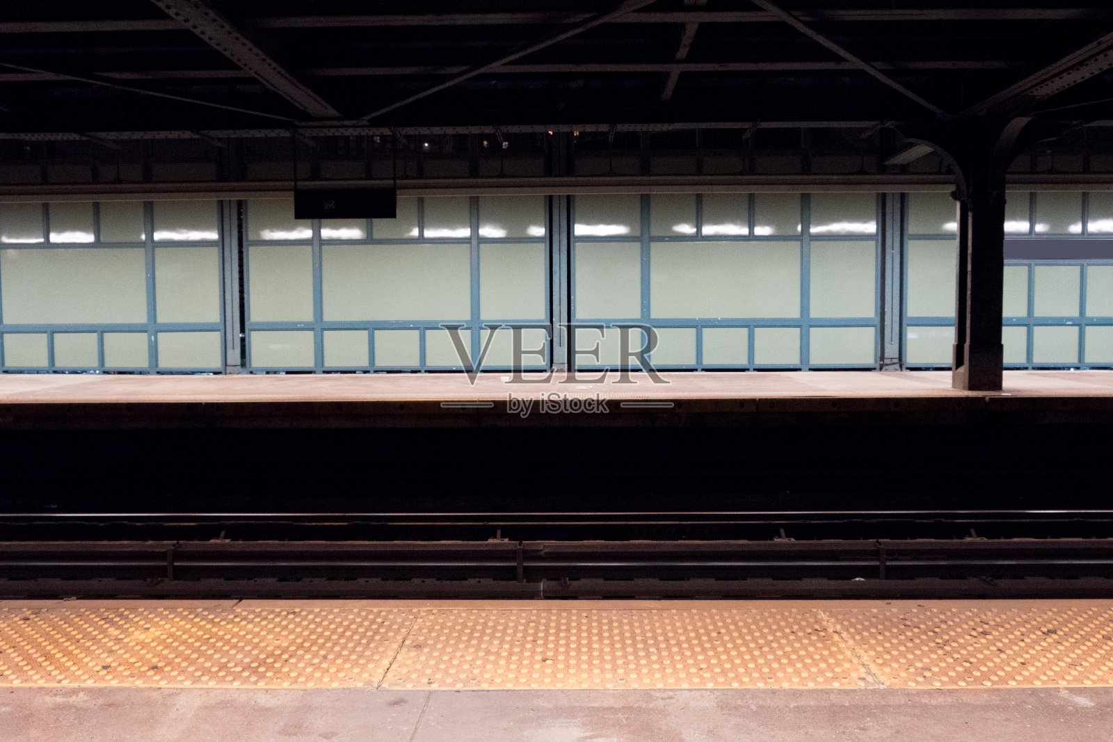 深夜没有人的地铁站。等纽约地铁。纽约市晚上的地铁站台。没有人。照片摄影图片