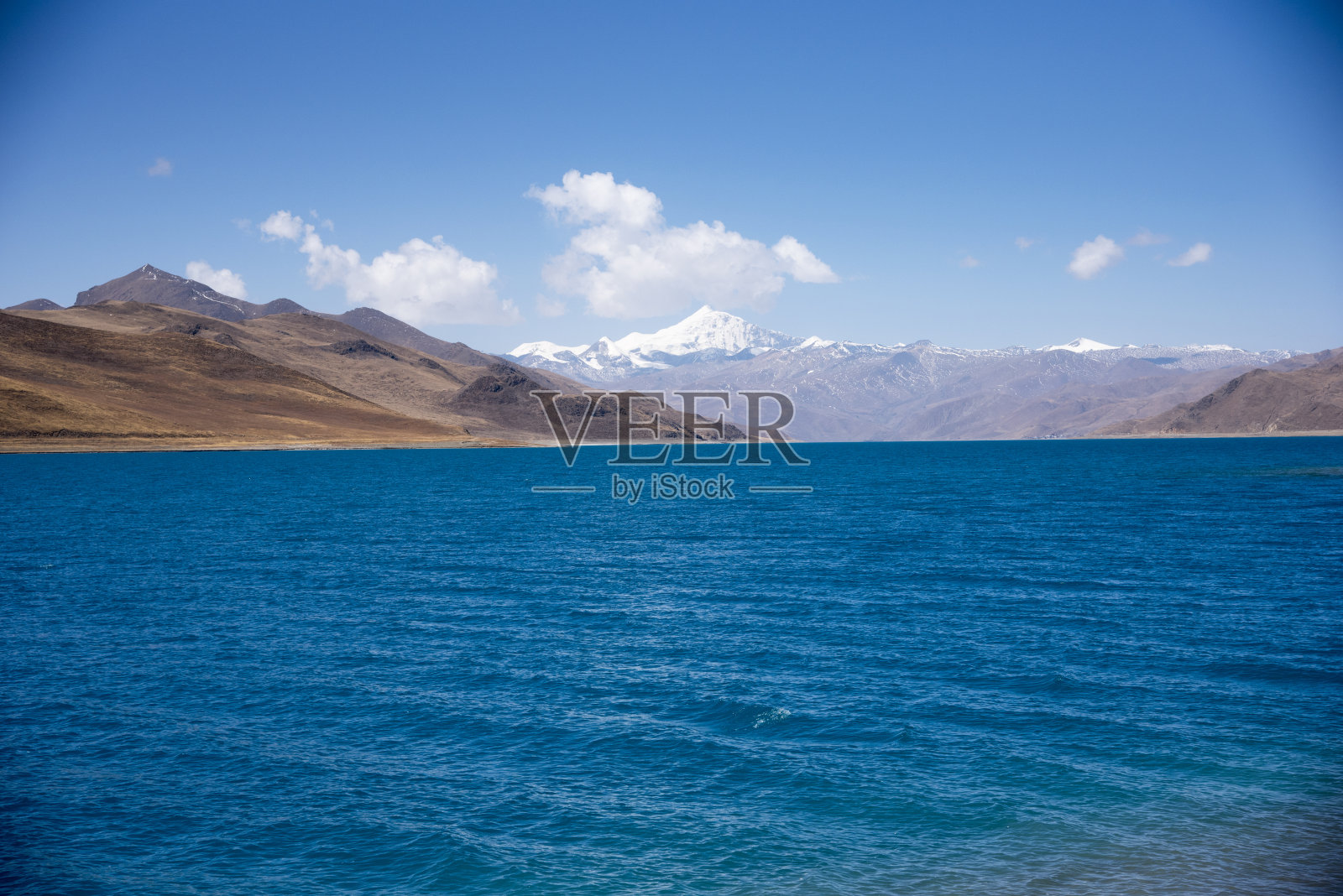 一个阳光明媚的日子，喜马拉雅山上的蓝色湖泊照片摄影图片