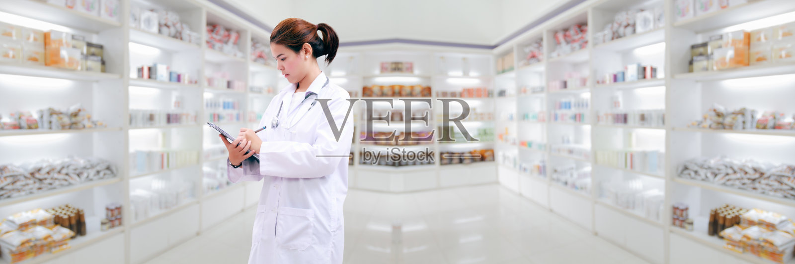 药剂师、药剂师和医生女亚洲用听诊器和剪贴板检查药柜和药店。照片摄影图片