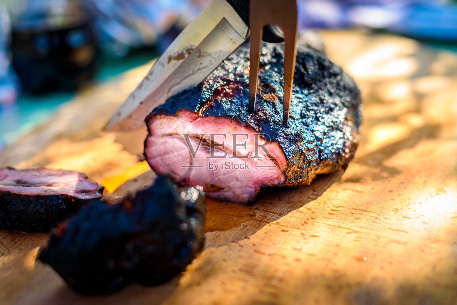 从慢火中切下美味的烤牛肉和猪肉。照片摄影图片