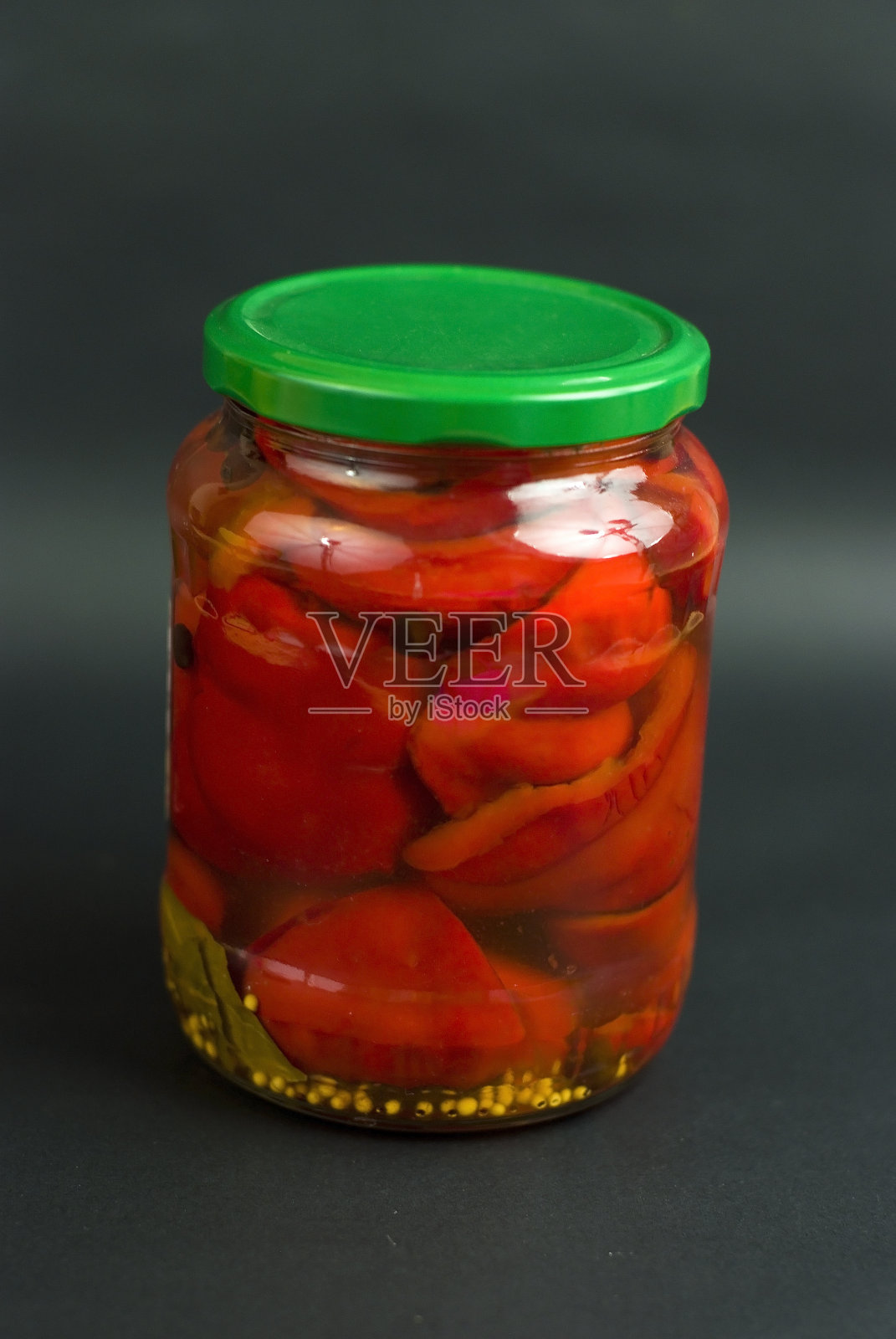 在黑色背景上的罐装红辣椒玻璃照片摄影图片
