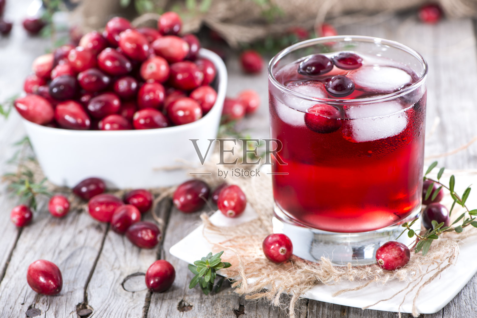 一杯新鲜的蔓越莓汁和一碗蔓越莓照片摄影图片