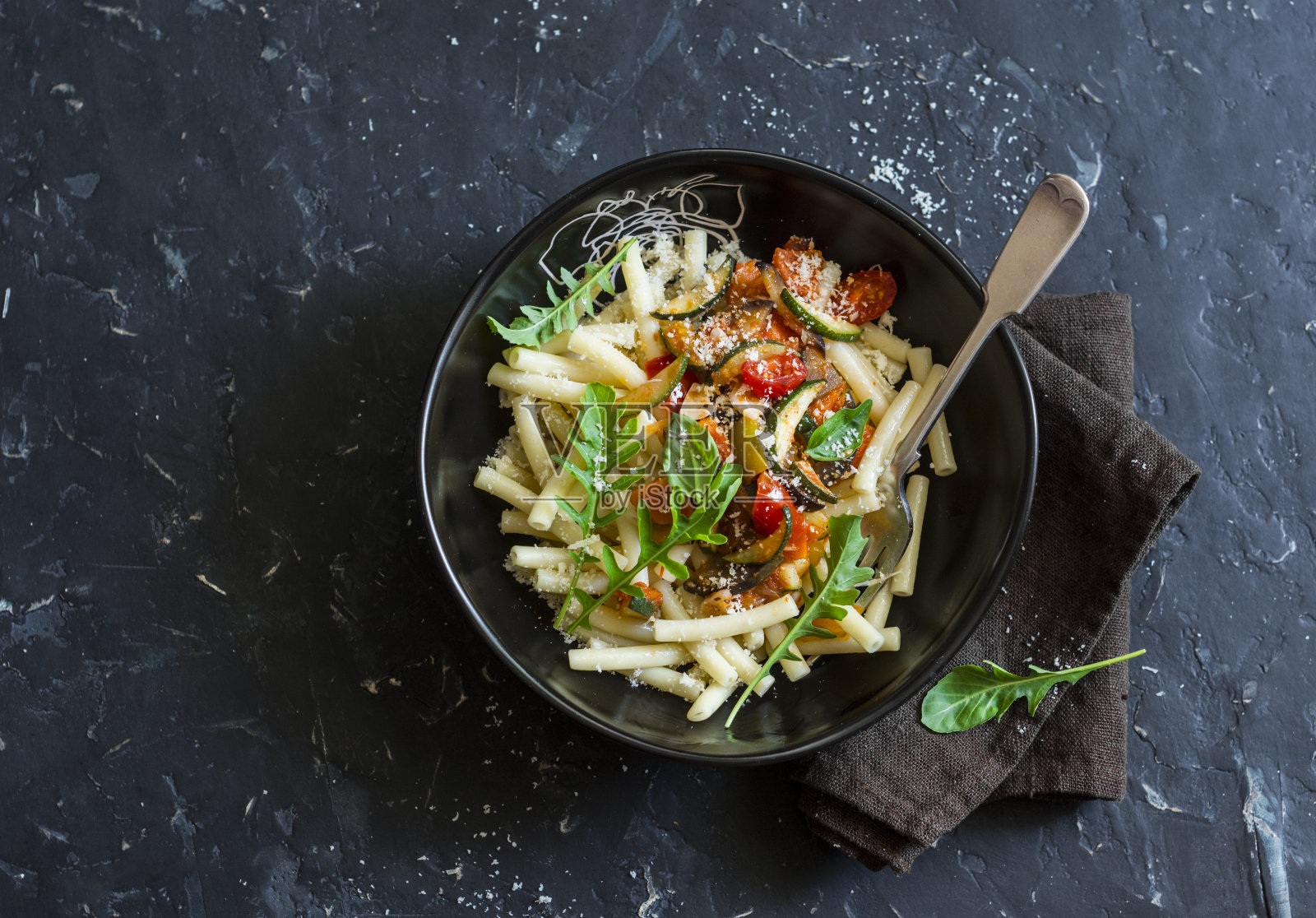 素食意大利面与蒸蔬菜在黑暗的背景，俯视图照片摄影图片