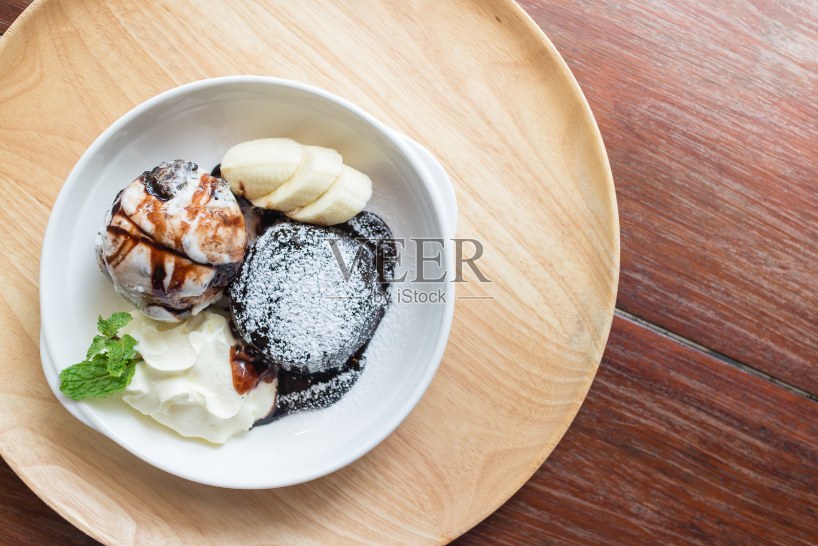 热巧克力熔岩蛋糕，香草冰淇淋球，香蕉照片摄影图片