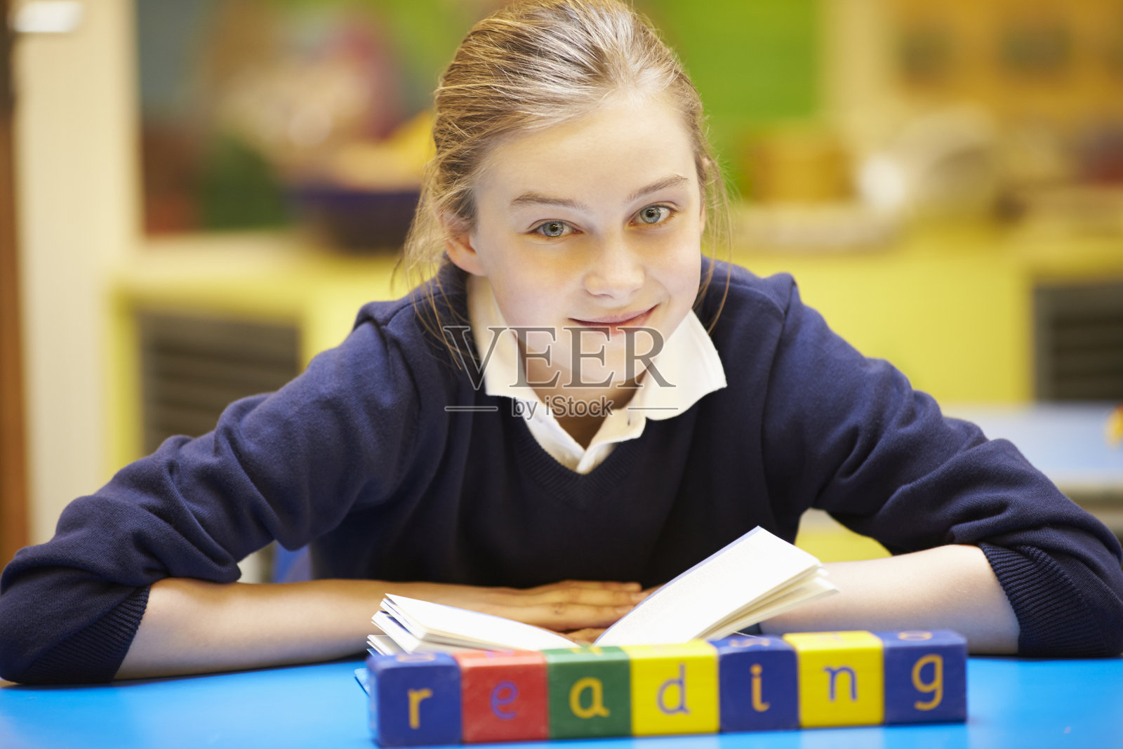 单词“Learning”在小学生后面的木块中拼写照片摄影图片
