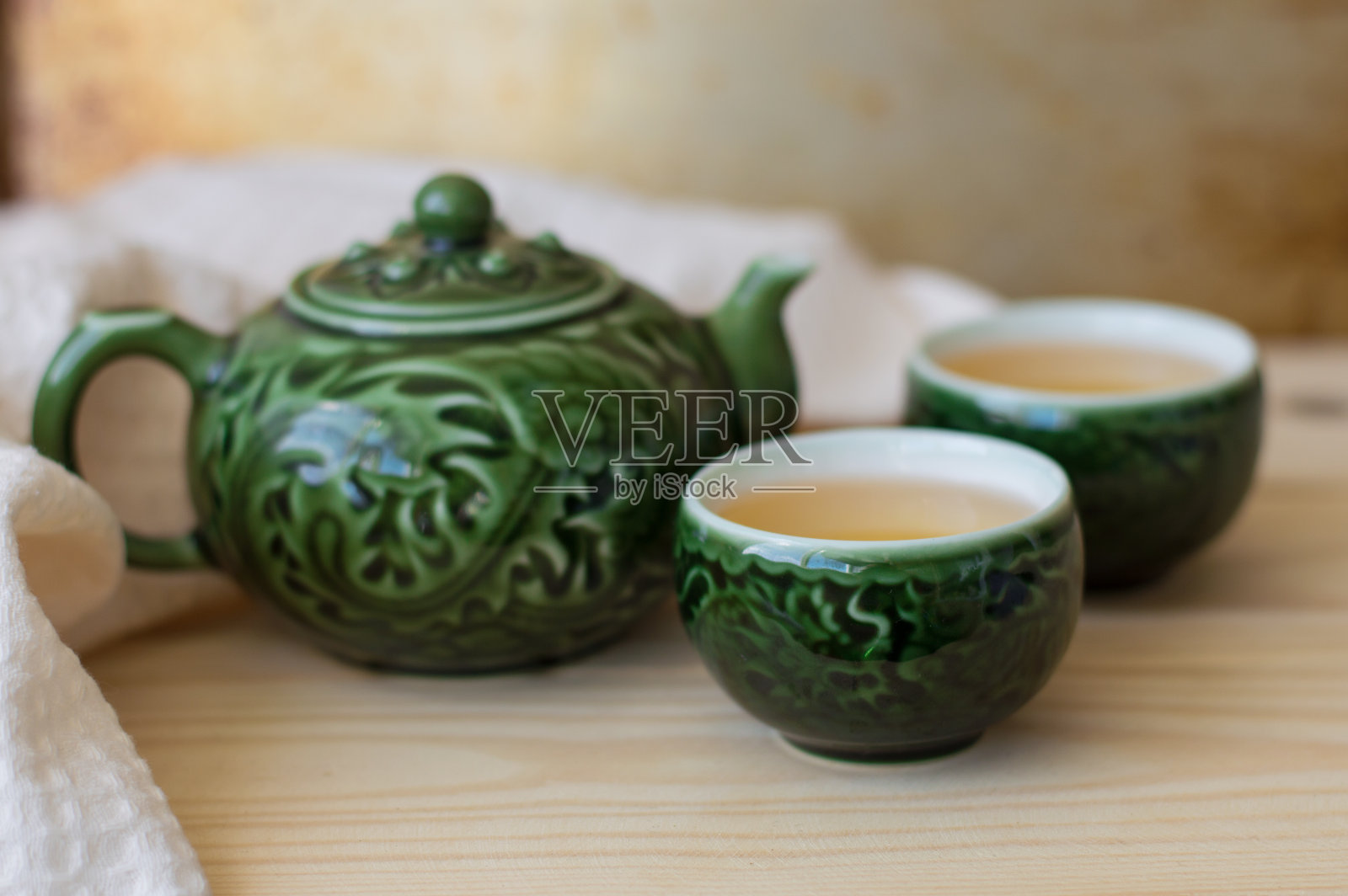 新鲜的绿茶，两小杯和茶壶照片摄影图片
