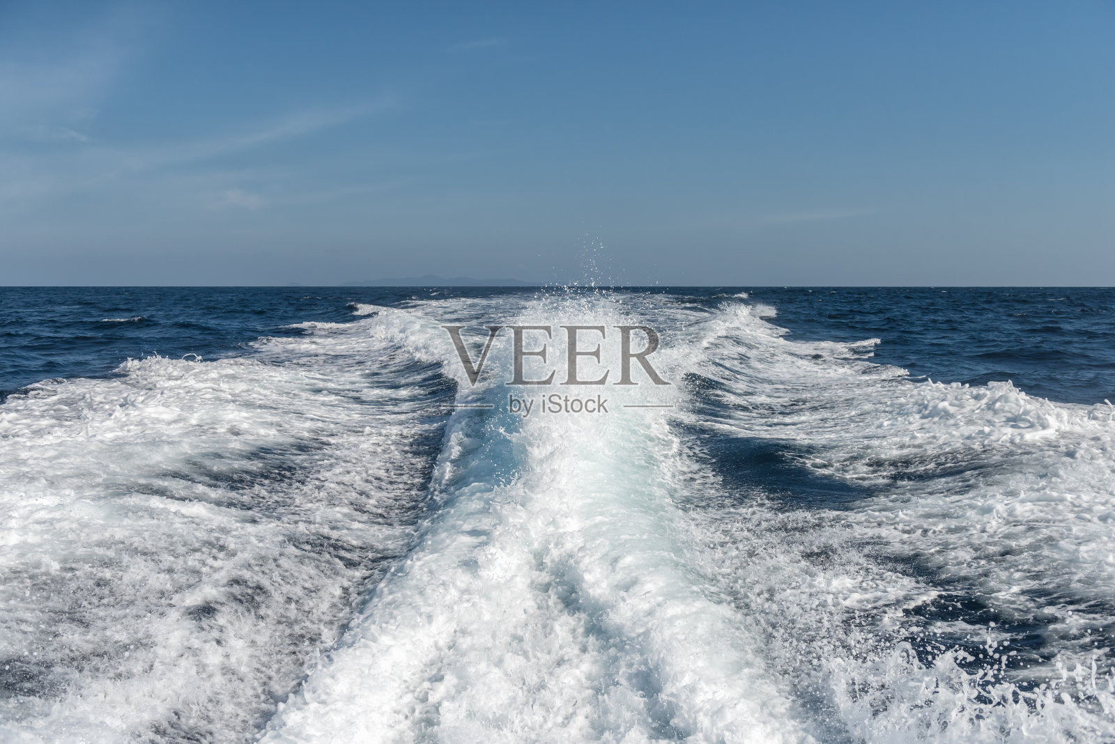 快速行驶的摩托艇后面的水面照片摄影图片