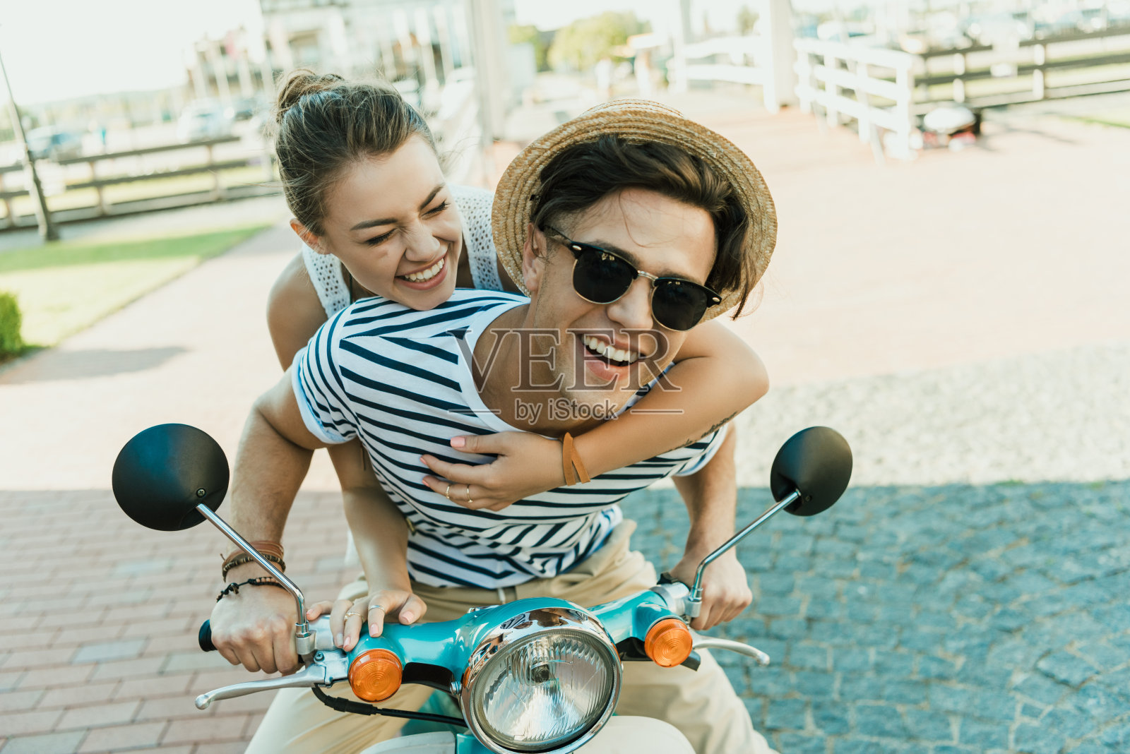 一对快乐的情侣一起骑着复古滑板车照片摄影图片