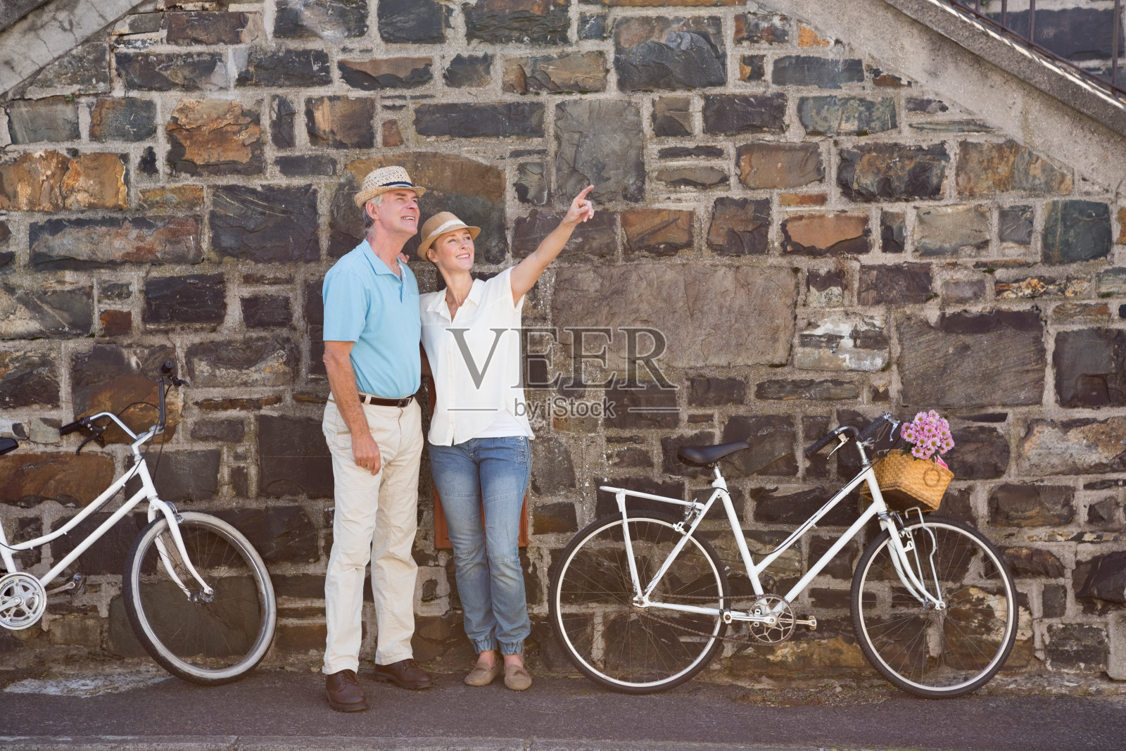 一对快乐的老夫妇要去城里骑自行车照片摄影图片