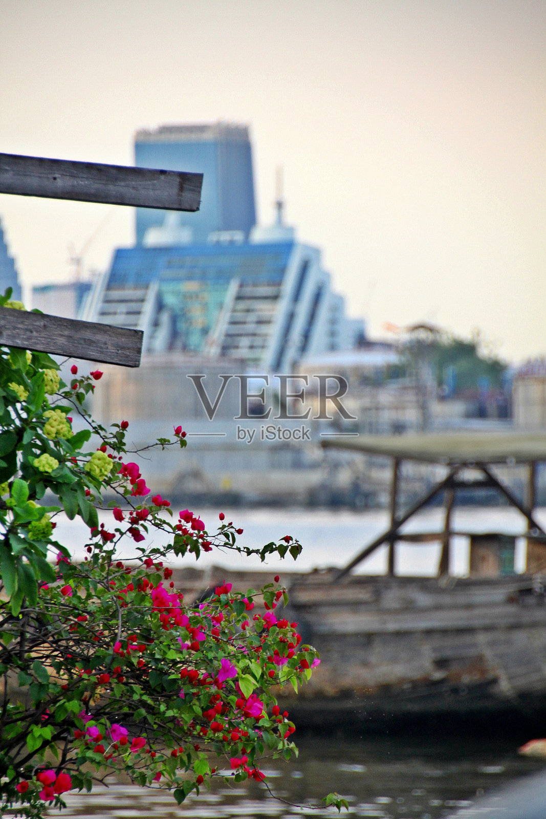 曼谷湄南河上的旧船和花照片摄影图片