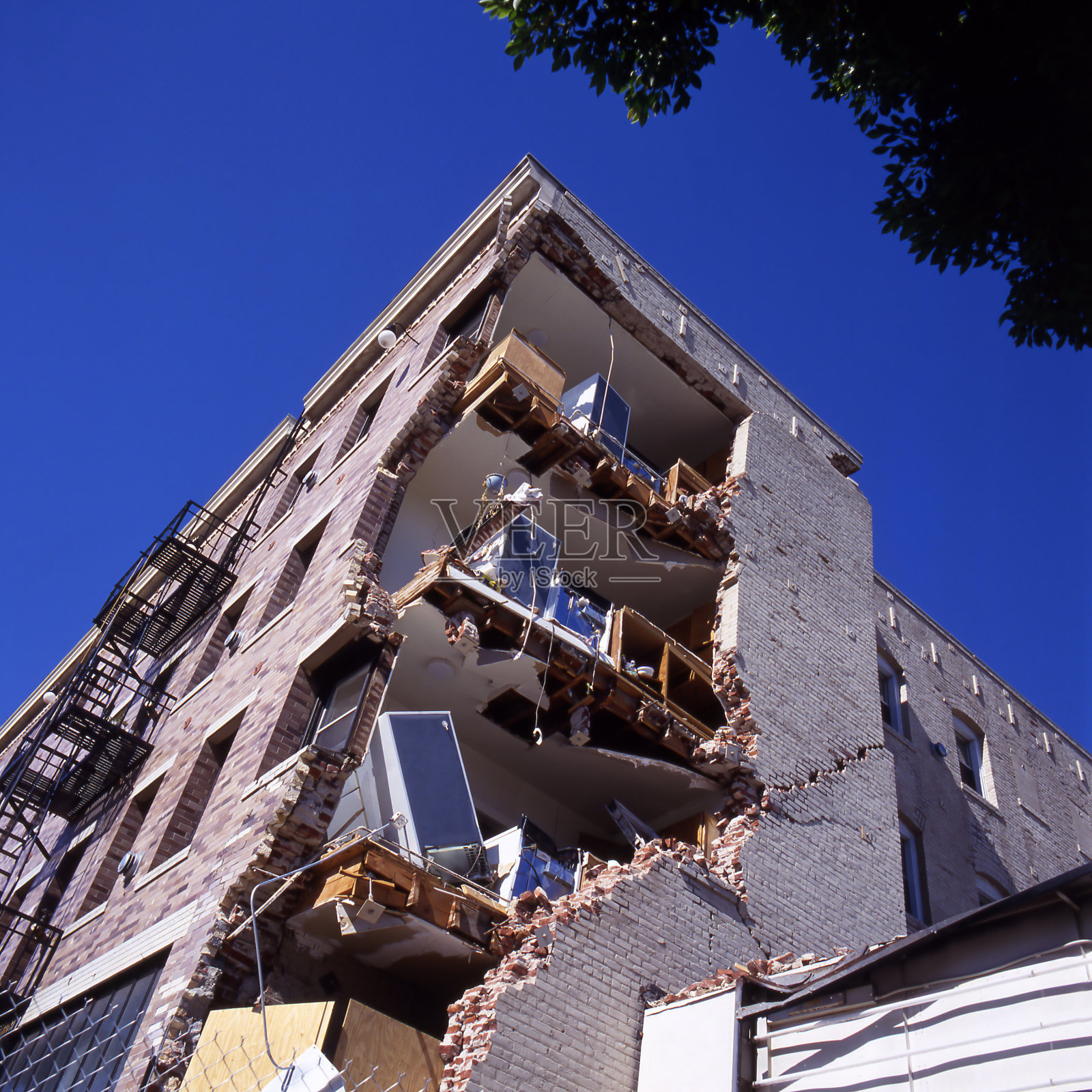 地震后在公寓楼外面照片摄影图片