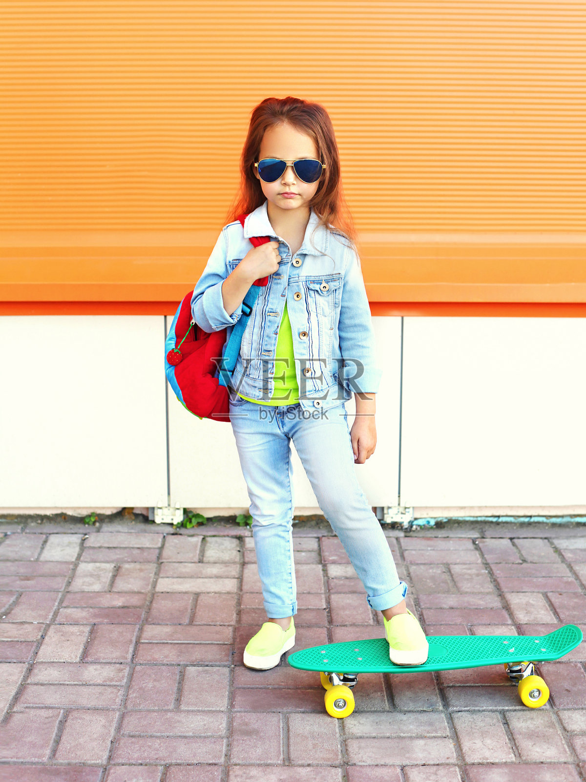 时尚小女孩和滑板在城市照片摄影图片