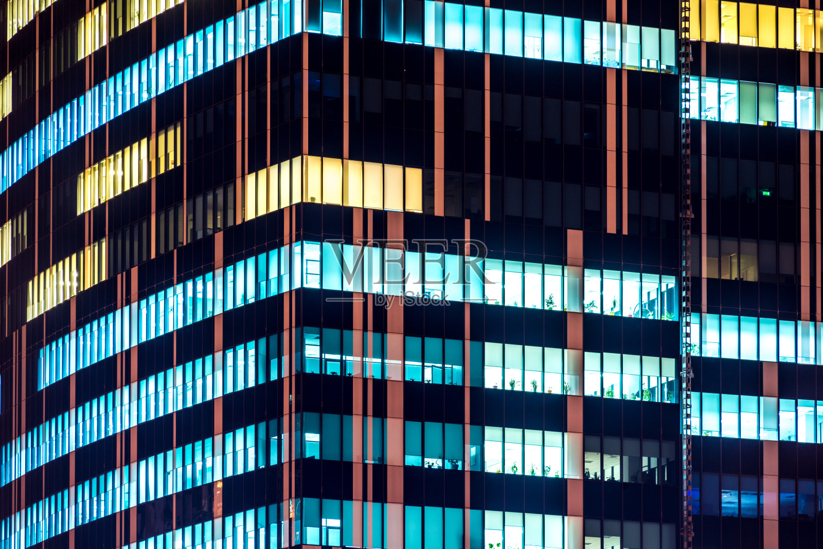 摩天大楼现代化的办公大楼，窗户在晚上发光照片摄影图片