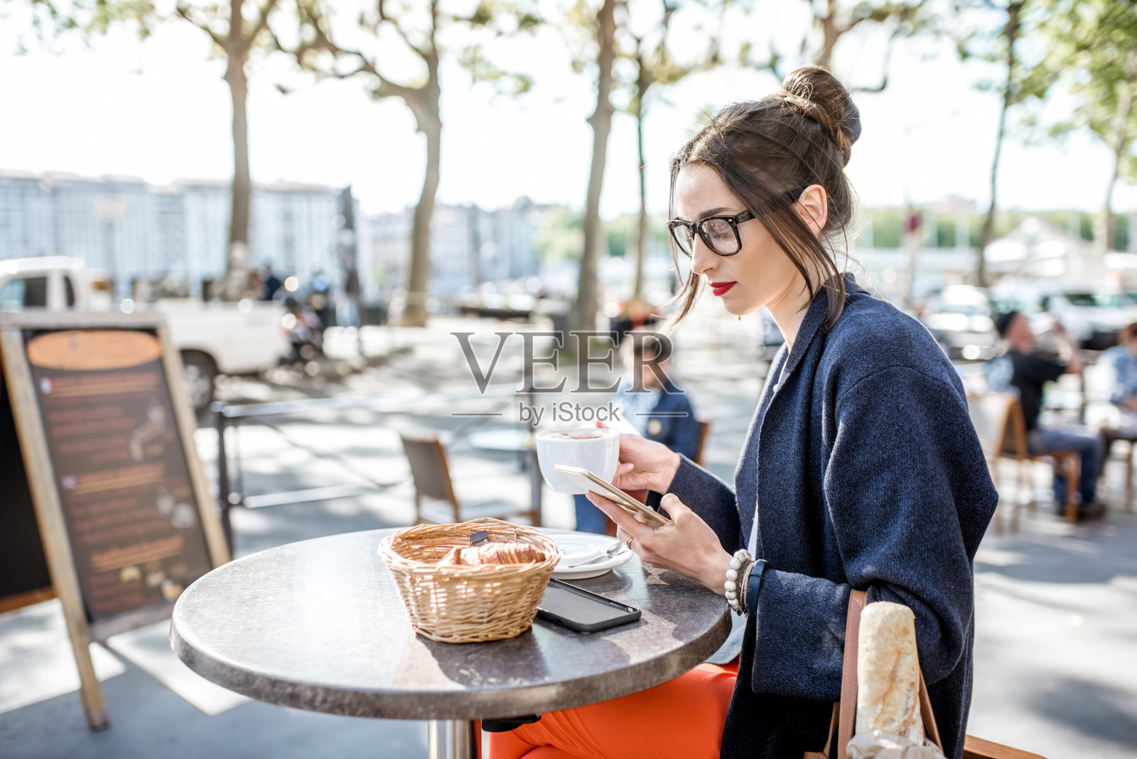坐在户外咖啡馆里的女人照片摄影图片