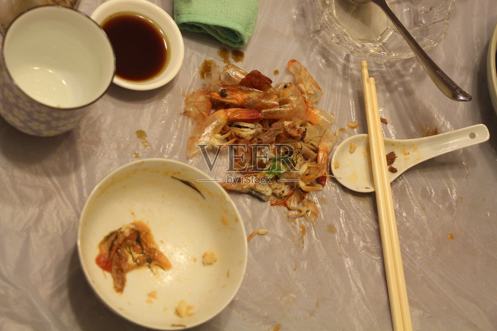 香港的中国吃法——把虾壳倒在塑料布上照片摄影图片