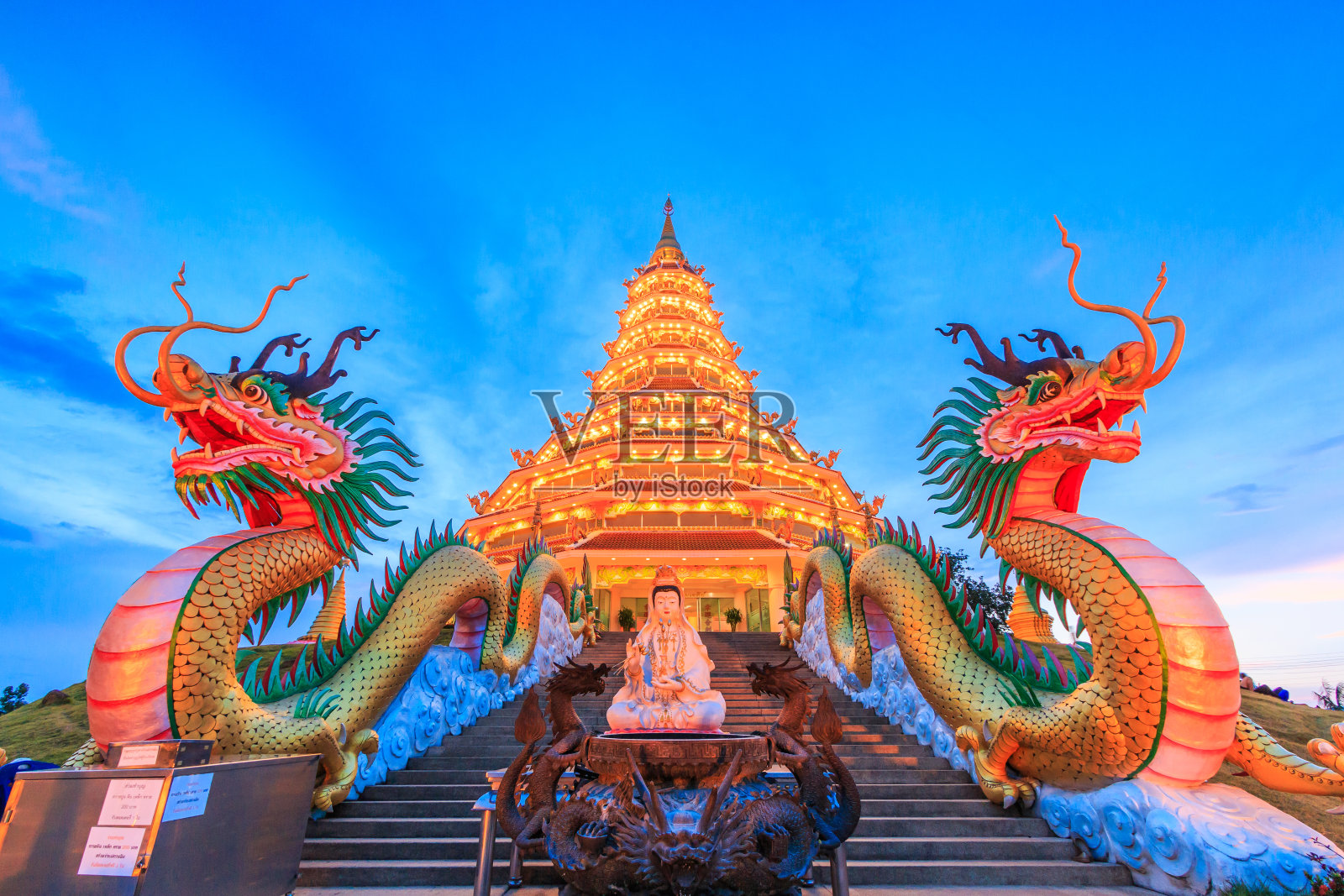 泰国清莱的中国寺庙里的龙照片摄影图片