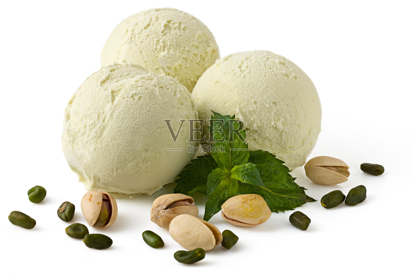 三勺绿色开心果冰淇淋与剪枝小径隔离照片摄影图片