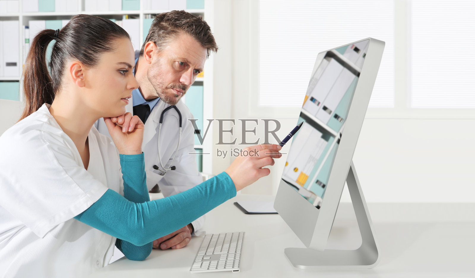 医生使用电脑，概念医疗咨询照片摄影图片