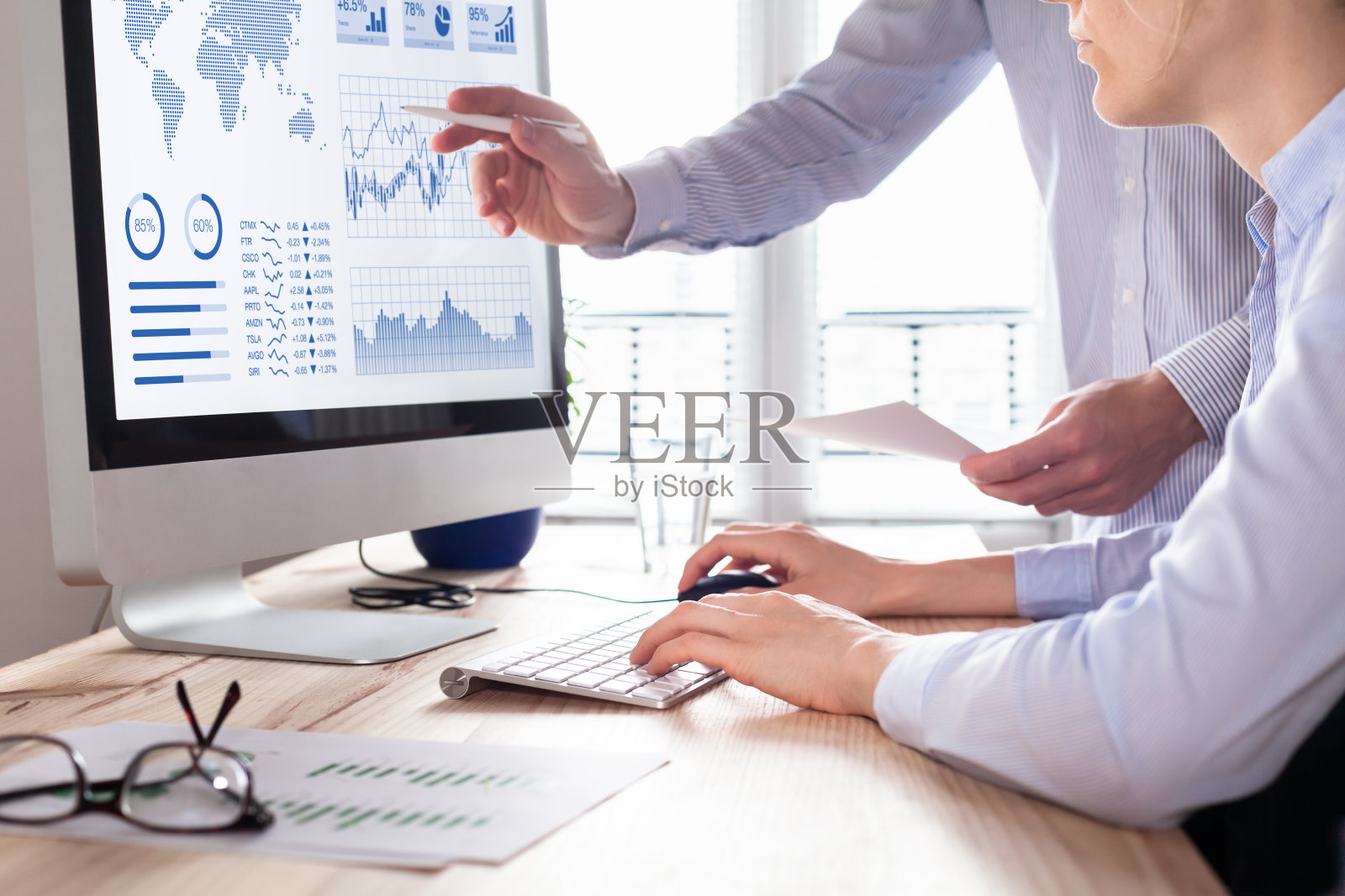 两个人在电脑上分析股票市场投资策略照片摄影图片