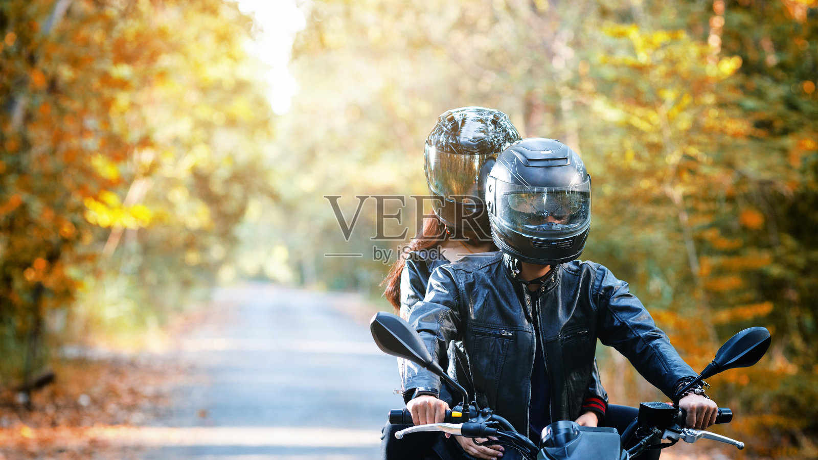 骑摩托车的情侣照片摄影图片