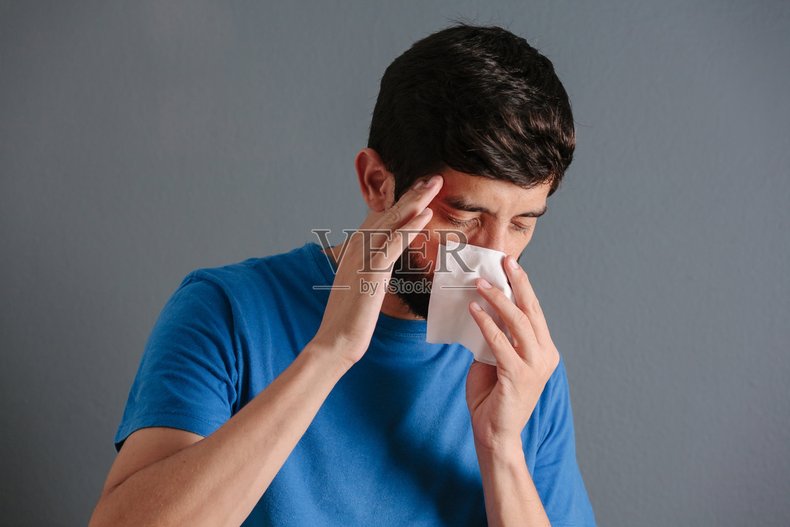 鼻窦疼痛，鼻窦压力，鼻窦炎。可怜的男人因为鼻窦痛而捏着鼻子照片摄影图片