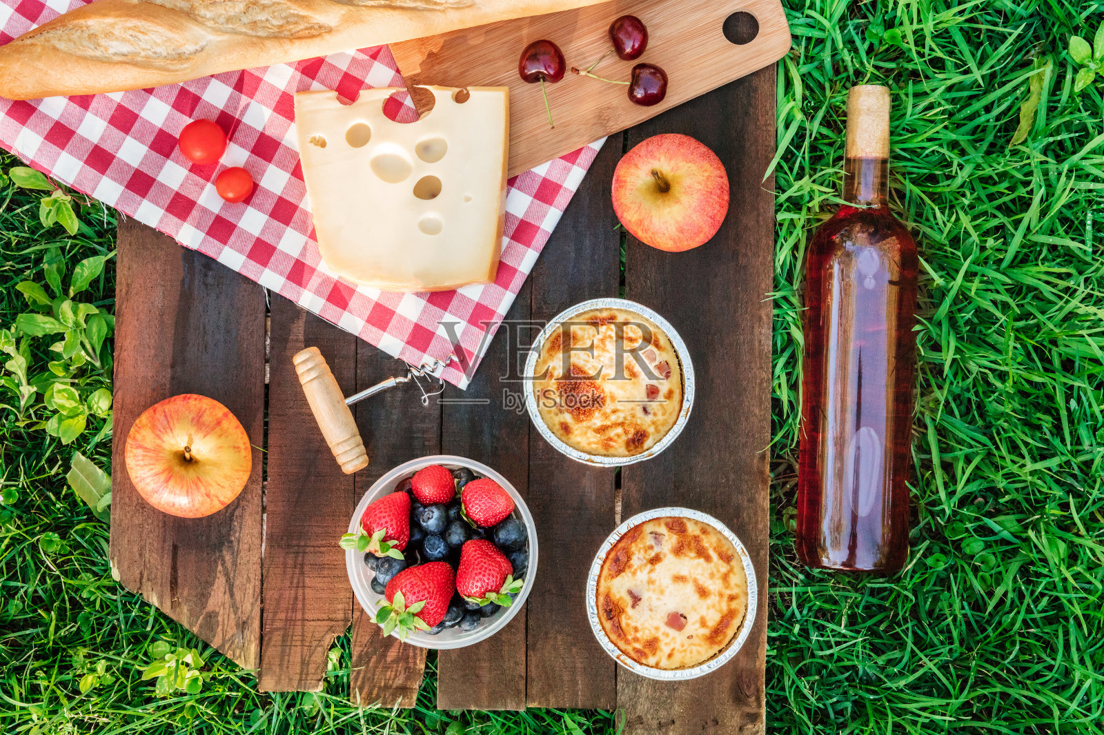 野餐食物和玫瑰酒放在带有copyspace的木板上照片摄影图片